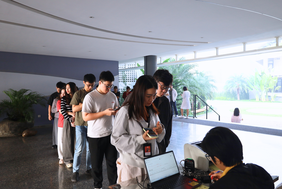 <p class="Normal" dir="ltr"> Lan tỏa "Điều tử tế bay xa", F-Ville 3 sáng nay không khí cũng không kém phần sôi động. Hàng dài nhân viên xếp hàng chờ đến lượt hiến máu đã nói lên sức lan tỏa của chương trình.</p>