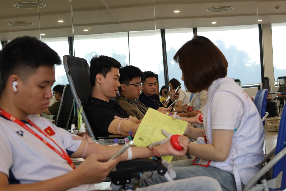 <p class="Normal" dir="ltr"> Tinh thần đoàn kết đặc trưng tại campus nhà Phần mềm FPT cũng được thể hiện rất rõ khi đồng nghiệp rủ nhau đi hiến máu theo team. Ai cũng hào hứng vì có đồng đội mạnh cùng tham gia nghĩa cử cao đẹp này.</p>