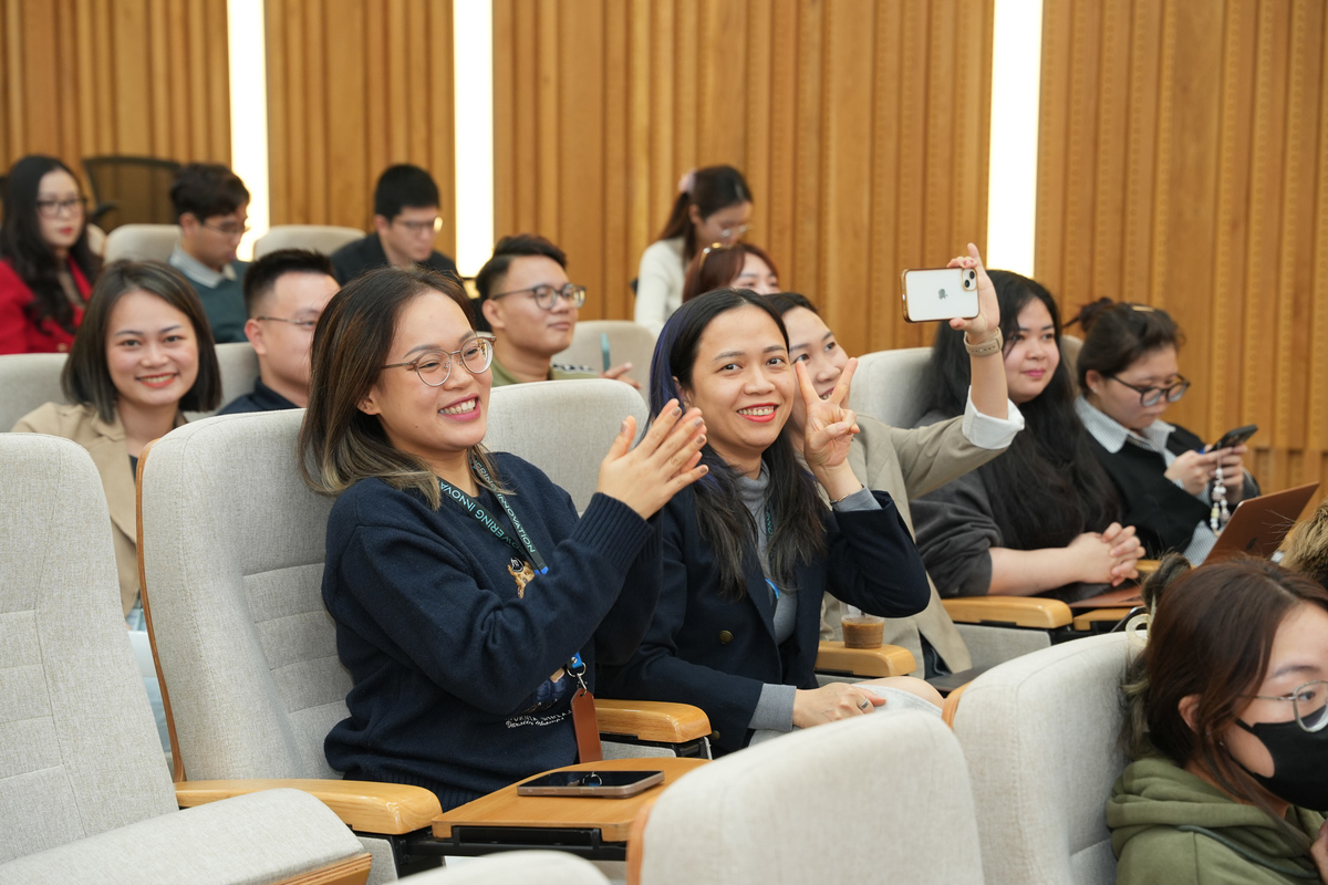 <p class="Normal" style="text-align:justify;"> Trước giờ công bố Top 6, không khí hội trường bùng nổ với một vòng thi Kahoot sôi động. Khán giả hào hứng tranh tài, khuấy động những phút chờ đợi bằng tinh thần máu lửa không kém các sĩ tử trên sân khấu.</p> <p class="Normal" style="text-align:justify;"> Trong khi đó, hội đồng giám khảo đã có những phút trao đổi sâu sắc, kỹ lưỡng, đa chiều để lựa chọn 6 gương mặt xuất sắc nhất bước tiếp vào vòng thi Đình.</p>