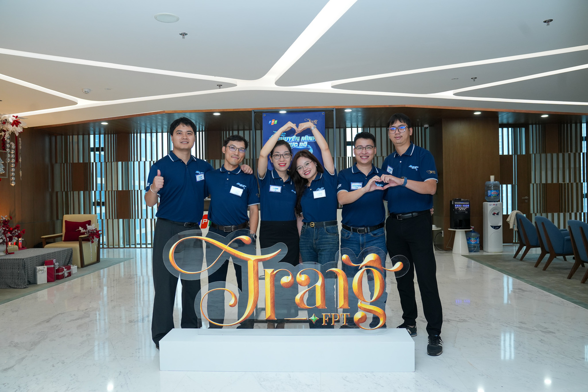 <p class="Normal" style="text-align:justify;"> Tại sảnh tầng 13, nơi chuẩn bị diễn ra vòng thi Đình, khu vực chờ của Top 6 sĩ tử đầy hào hứng. Khi được hỏi về chiến thuật để có năng lượng tốt nhất cho phần thi cuối, thay vì những toan tính chiến lược phức tạp, các sĩ tử đều có chung một câu trả lời thành thật đến bất ngờ: "Ngủ đủ giấc". Hành trang họ mang đến vòng thi Đình đơn giản là một tinh thần minh mẫn và một "tâm hồn đẹp" đúng nghĩa, sẵn sàng đón nhận mọi thử thách.</p> <p class="Normal" style="text-align:justify;"> Ít phút trước khi đến với thời điểm quyết định, chị Trịnh Thu Hồng, Giám đốc Học viện FPT đã có những lời gửi gắm, động viên tinh thần các sĩ tử.</p> <p class="Normal" style="text-align:justify;"> "Các anh có thể sẽ hỏi rất dồn dập và thay nhau 'xoay' thí sinh. Điều quan trọng nhất là sự bình tĩnh và bản lĩnh. Trong 20 phút ngắn ngủi quý giá này, các bạn cần tập trung cao độ, trả lời thẳng vào vấn đề, tránh lan man", chị Hồng nhắn nhủ.</p> <p class="Normal" style="text-align:justify;"> Giám đốc Học viện FPT cũng nhấn mạnh, vượt lên trên ý nghĩa của cuộc thi, vòng thi Đình là cơ hội học hỏi vô giá. Bởi lẽ, đây là khoảnh khắc hiếm hoi các sĩ tử được trực tiếp đối thoại, tư duy và tranh biện cùng những người lãnh đạo cao nhất của Tập đoàn FPT.</p>