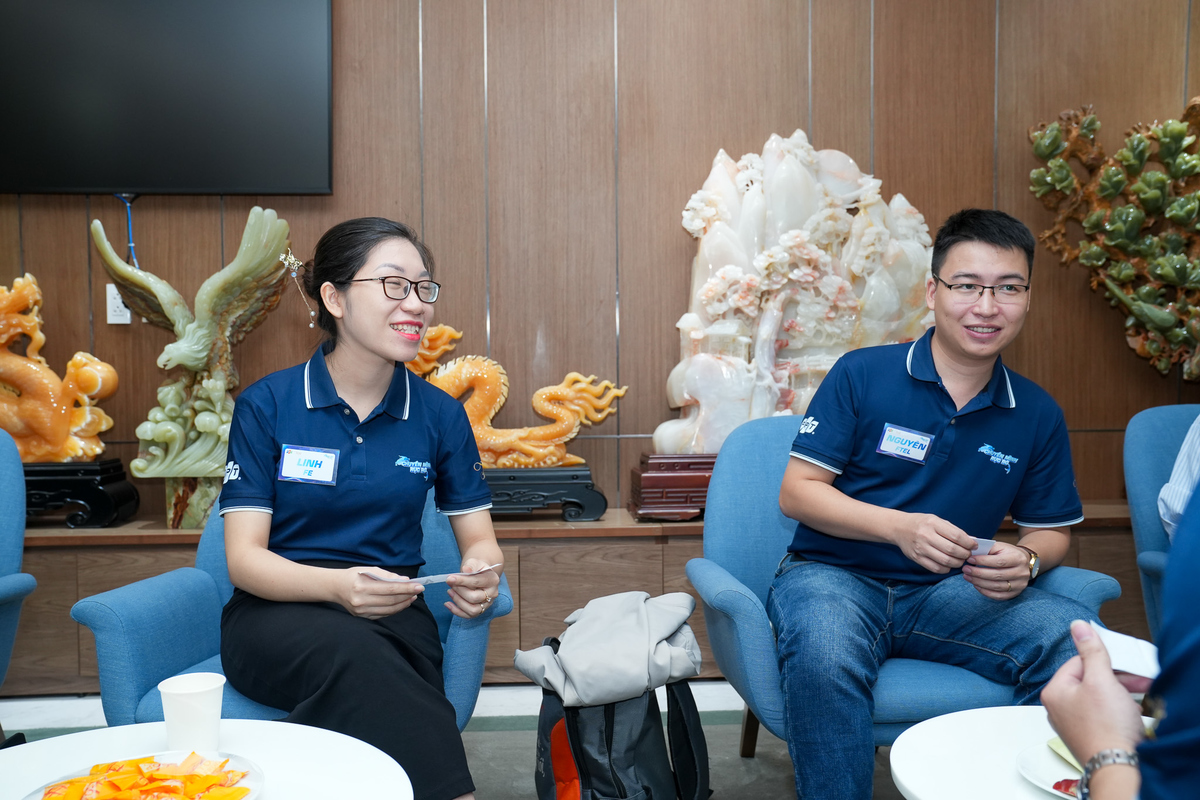 <p class="Normal" style="text-align:justify;"> Màn bốc thăm 'định mệnh' trước giờ G đã đẩy cảm xúc thí sinh sang hai thái cực: Người mở màn không giấu nổi sự hồi hộp, trong khi người 'khóa sổ' lại vỡ òa đầy duyên nợ khi tiếp tục là thí sinh cuối cùng.</p>