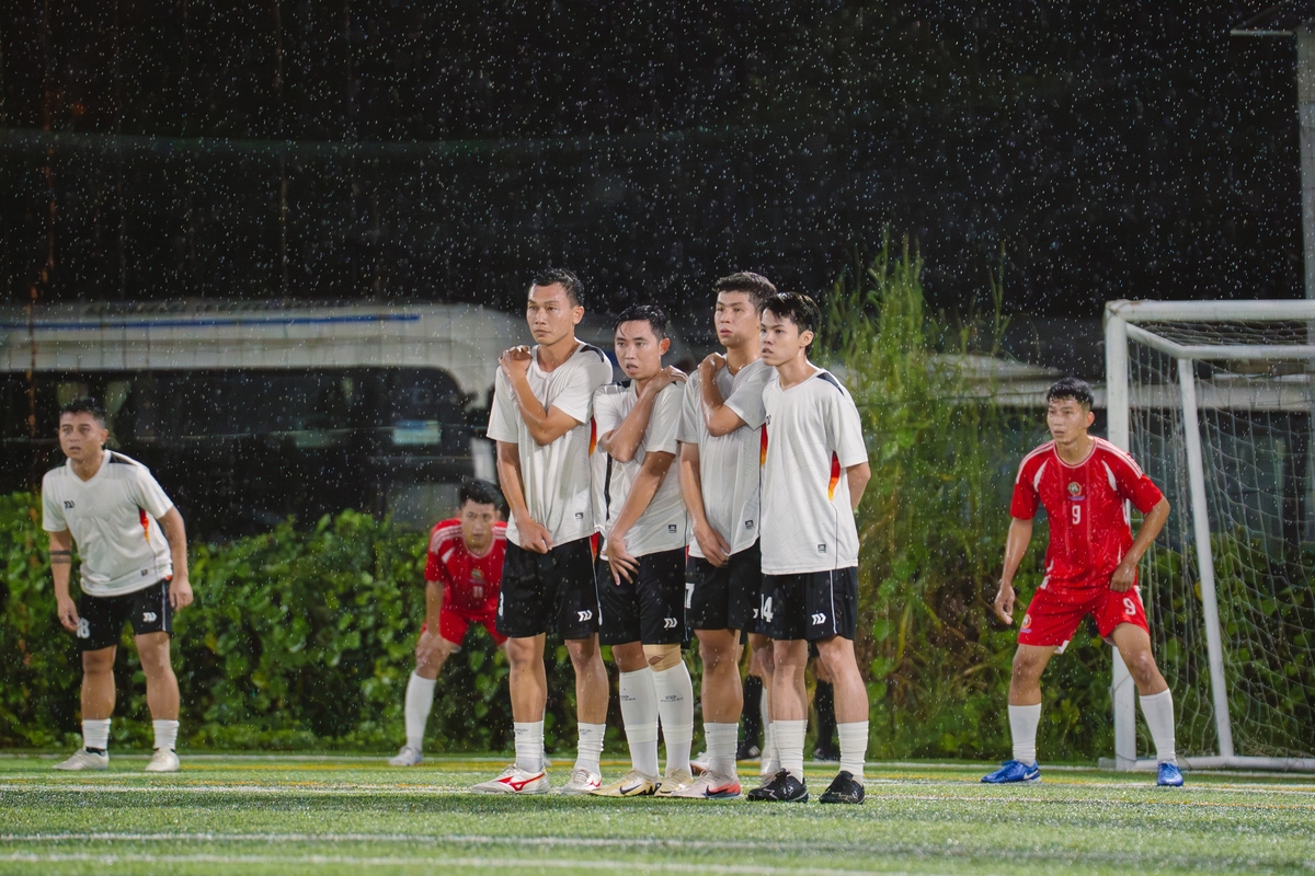 <p class="Normal" style="text-align:justify;"> Khai màn vòng bán kết là cuộc so tài giữa FEDU &lpar;áo trắng&rpar; và Liên quân Sendo-FO &lpar;áo đỏ&rpar;. Trận đấu căng thẳng từ những phút giây đầu tiên, FEDU chiếm thế thượng phong khi liên tục cầm bóng gây áp lực lên khung thành đối phương. Trước sự công phá mạnh mẽ, lưới nhà phía Liên quân “khẽ rung” tại phút thứ 15 bởi một pha bật cao đánh đầu đầy dứt khoát của cầu thủ Hữu Thức, khai mở tỷ số 1-0 cho nhà Giáo dục.</p>