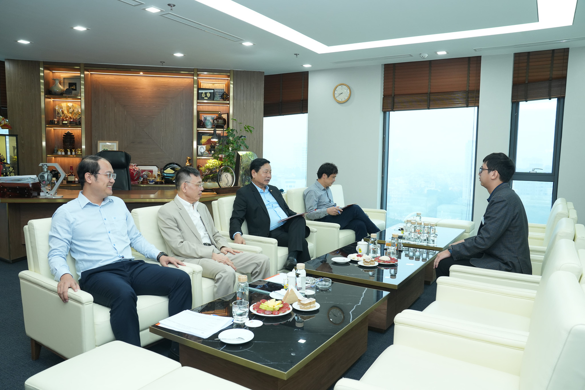 <p class="Normal" style="text-align:justify;"> Cánh cửa phòng thi mở ra, đón chờ các sĩ tử là "bộ tứ" giám khảo quyền lực: anh Trương Gia Bình, anh Đỗ Cao Bảo, anh Nguyễn Văn Khoa và anh Chu Quang Huy.</p> <p class="Normal" style="text-align:justify;"> Trái ngược với sự lo lắng thường thấy khi đối diện với những lãnh đạo Tập đoàn, các sĩ tử được đón tiếp bằng những cái bắt tay thật chặt và đầy hơi ấm. Những lời hỏi thăm sức khỏe giản dị, những câu chuyện phiếm ngắn gọn trước giờ G của các anh đã ngay lập tức "phá băng", giúp các sĩ tử trút bỏ gánh nặng tâm lý. Khoảnh khắc ấy, khoảng cách cấp bậc được xóa nhòa, chỉ còn lại không gian của sự tôn trọng và tin tưởng dành cho những hạt giống tinh hoa.</p>