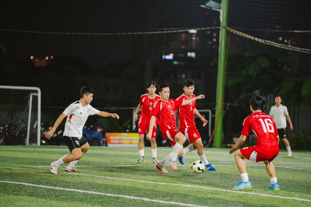 <p class="Normal" style="text-align:justify;"> Bị thủng lưới sớm, nhưng Liên quân không cho phép mình chệch nhịp. Đội ngay lập tức siết lại đội hình, chỉnh đốn tinh thần để chuẩn bị cho những nước đi quyết định. Cơ hội đến với họ chỉ ngay sau 4 phút kể từ bàn thắng đầu, từ một tình huống phạm lỗi của một cầu thủ phía FEDU, Bá Hoàng thực hiện cú penalty thành công gỡ hòa 1-1 đưa thế trận cân bằng trở lại. Cả hai đội ngang tài ngang sức, “người đá người thủ” kịch liệt, liên tục giằng co trong những giây phút tiếp theo, hiệp 1 kết thúc với tỷ số giữ nguyên.</p>