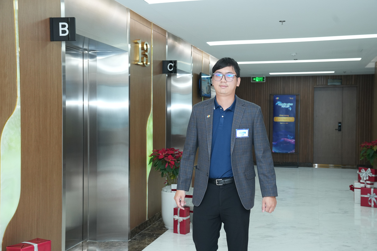 <p class="Normal" style="text-align:justify;"> Bước ra khỏi phòng phỏng vấn với tư cách là người "tiên phong", sĩ tử Vũ Hồng Quân không giấu được cái thở phào nhẹ nhõm sau gần 50 phút "vận não" căng thẳng. Anh thừa nhận, bộ câu hỏi năm nay của BGK "khó và rất khó", đặc biệt khi anh là người đầu tiên nên vô tình trở thành màn "khởi động" kỹ lưỡng cho cả hội đồng. Cuộc đối thoại bắt đầu từ những chia sẻ đời thường để làm nóng không khí, rồi dần chuyển sang các câu hỏi chuyên môn hóc búa, khiến thời gian thi cảm giác dài hơn hẳn.</p> <p class="Normal" style="text-align:justify;"> “Cảm giác ngồi trong đó hồi hộp giống như thi IELTS, nhưng áp lực hơn gấp bội vì IELTS chỉ có 1 giám khảo, còn ở đây mình phải đối diện với 4 lãnh đạo cao nhất”, Quân chia sẻ.</p> <p class="Normal" style="text-align:justify;"> Dù thừa nhận bản thân khá run khi bốc phải lá thăm số 1, nhưng Vũ Hồng Quân khẳng định: "Cơ hội luôn đi đôi với thách thức. Dù kết quả thế nào, việc được ngồi ở đây, được học hỏi góc nhìn từ các anh đã là một chiến thắng và là niềm tự hào của bản thân"</p>