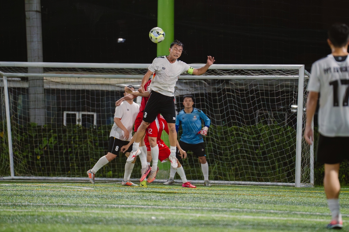 <p class="Normal" style="text-align:justify;"> Hiệp 2 vừa bắt đầu, khi khán giả còn chưa kịp ổn định chỗ ngồi, hàng thủ FEDU bất ngờ sơ suất, tạo điều kiện để bóng trôi thẳng tới chân Quốc Đông đội bạn. Tiền đạo Liên quân Sendo-FO không bỏ lỡ cơ hội vàng, tung cú sút ngay sát vòng cấm, nâng tỷ số lên 2-1 trong sự ngỡ ngàng của đối thủ.</p> <p class="Normal" style="text-align:justify;"> Bàn thua chóng vánh buộc nhà Giáo dục phải đẩy cao đội hình. Họ liên tục đưa bóng đến giữa sân rồi phất bổng vào vòng cấm, nhưng mọi nỗ lực đều bị thủ môn Tiến Lâm và hàng phòng ngự phía Liên quân hóa giải xuất sắc. Những phút cuối, FEDU thay thế nhân sự tấn công nhằm tìm bàn gỡ, nhưng trước chiến thuật phòng thủ chặt chẽ và khoa học của đối phương, không đường bóng nào lọt vào khung thành.</p> <p class="Normal" style="text-align:justify;"> Trận đấu khép lại với tỷ số 2-1, đội Liên quân xuất sắc ghi danh một suất vào Chung kết, nhà Giáo dục đành tiếc nuối gác lại giấc mơ.</p>