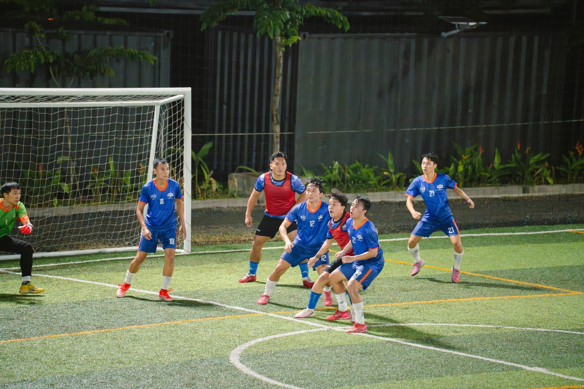 <p class="Normal" style="text-align:justify;"> Lượt đấu còn lại là cuộc chạm trán giữa nhà Vô địch và Á quân mùa trước - FTEL &lpar;bib đỏ&rpar; và FSOFT1 &lpar;áo xan&rpar;. Toàn cảnh hiệp 1 là những pha “ăn miếng trả miếng” giữa hai bên chiến tuyến, cả hai liên tục tung ra những ngón đòn hòng ép buộc đối thủ phải “hạ mình”.</p> <p class="Normal" style="text-align:justify;"> Quyết tâm phục thù mãnh liệt, nhà Phần mềm bung toàn bộ công lực ngay từ khi ra sân. Chính điều đó đã giúp họ ghi được điểm đầu tiên khi mới chỉ trôi qua 4 phút, chủ nhân bàn thắng thuộc về Quốc Thắng với cú sút chéo góc hiểm hóc, khiến thủ môn nhà Viễn thông không kịp trở tay.</p>