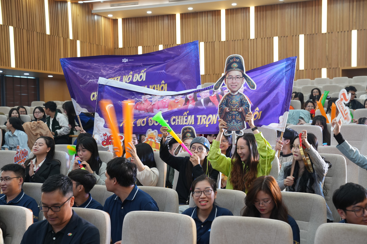 <p class="Normal" style="text-align:justify;"> Hoàn thành phần thi cuối cùng trên hành trình đến tới danh hiệu Trạng nguyên FPT, các sĩ tử quay trở lại sân khấu chính, chờ đợi khoảnh khắc vinh danh. Tại đây, những lãnh đạo đơn vị, đồng nghiệp và cả hội cổ động viên nhiệt thành đã đồng hành các sĩ tử suốt 3 ngày qua, đã cùng nồng nhiệt chào đón và gửi lời chúc mừng tới Top 6 Trạng FPT.</p>