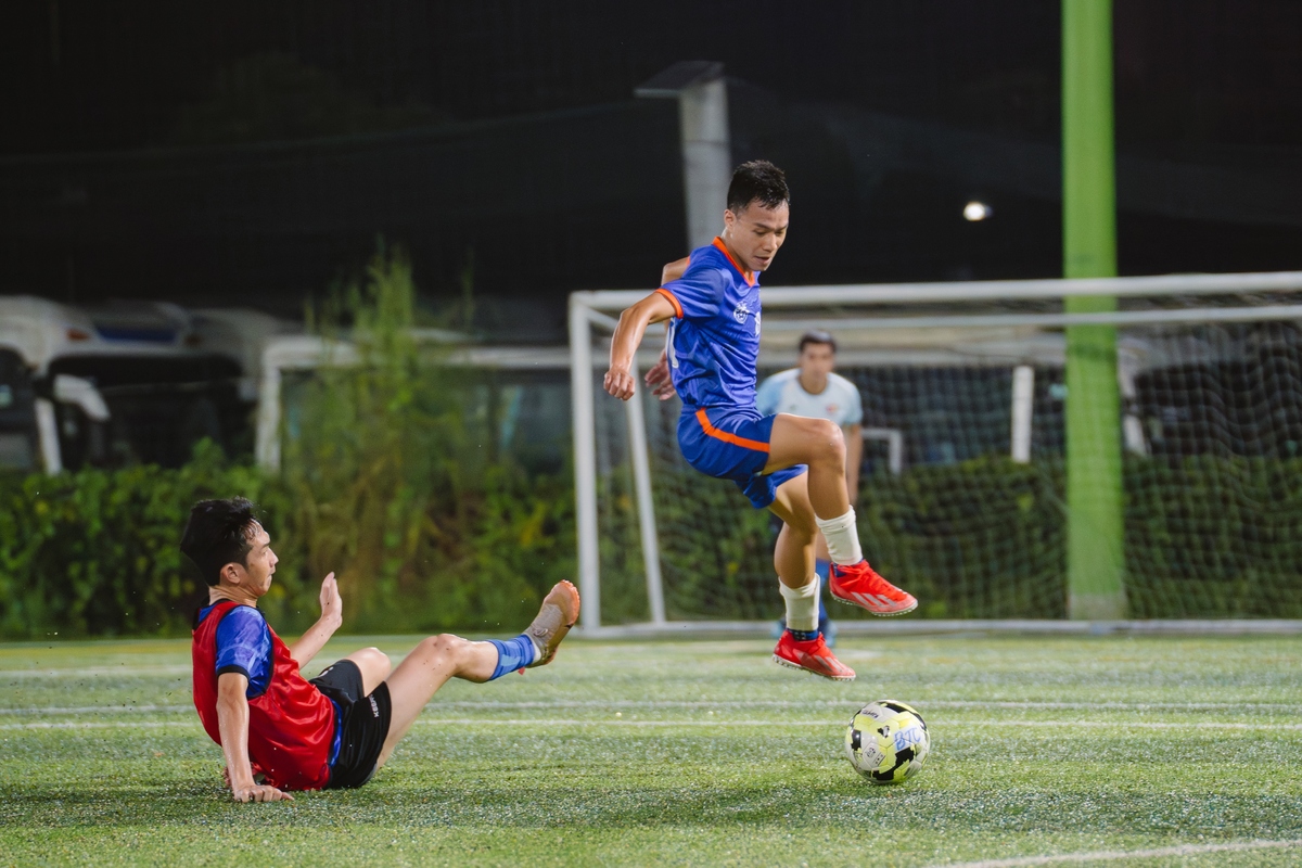 <p class="Normal" style="text-align:justify;"> Không chịu lép vế, FTEL lập tức đáp trả. Từ một “pha setup” cánh trái, trái bóng được luân chuyển sang cánh phải đúng nhịp để Văn Phong thực hiện pha chạm bóng tinh tế bằng đế giày, giúp Phú Tài di chuyển vào vị trí thuận lợi để dứt điểm cân bằng tỷ số tại phút thứ 6.</p> <p class="Normal" style="text-align:justify;"> Không để nhà Cáo vui mừng lâu, các tuyển thủ nhà Phần mềm tiếp tục tạo bất ngờ. Ở một góc sút cực hẹp bên trái, khi thủ môn FTEL đã “bắt bài” đường căng ngang và khép góc, cầu thủ Quốc Vương bất ngờ chích mũi giày thẳng về khung thành. Bóng đi với quỹ đạo khó tin và nằm gọn trong lưới, khiến cả khán đài như “hẫng đi một nhịp”.</p> <p class="Normal" style="text-align:justify;"> Hiệp 1 khép lại, FTEL chìm trong bao cảm xúc ngổn ngang, trong khi FSOFT1 tạm thời nắm lợi thế dẫn trước 2-1.</p>