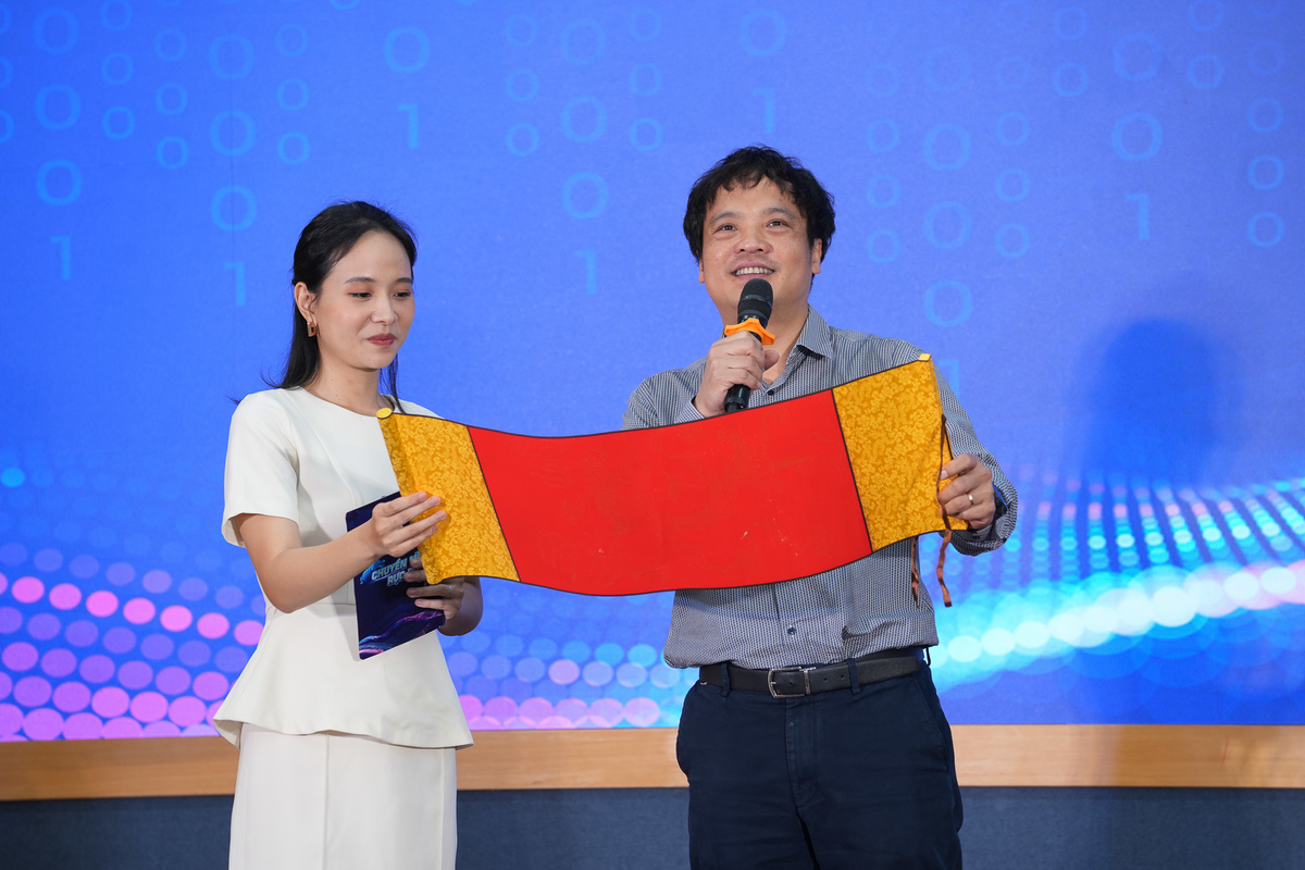 <p class="Normal" style="text-align:justify;"> Nhận xét về chất lượng thí sinh năm nay, Tổng Giám đốc FPT Nguyễn Văn Khoa cho biết việc tìm ra Tam khôi 2025 là một bài toán hóc búa đối với Hội đồng giám khảo. Sự chênh lệch về năng lực và màn thể hiện của các sĩ tử trong vòng phỏng vấn là cực kỳ mong manh. Chính sự xuất sắc và ngang tài ngang sức này đã tạo ra một bảng điểm "sát nút", khiến các lãnh đạo Tập đoàn phải đắn đo rất nhiều trước khi đưa ra quyết định cuối cùng về danh sách 3 người đi tiếp.</p> <p class="Normal" style="text-align:justify;"> Kết quả được công bố, sĩ tử Tăng Thị Sinh - FPT IS, Dương Mạnh Cường - Phần mềm FPT và Lê Giang Nguyên - Viễn thông FPT đạt danh hiệu Top 6 Trạng FPT 2025.</p>