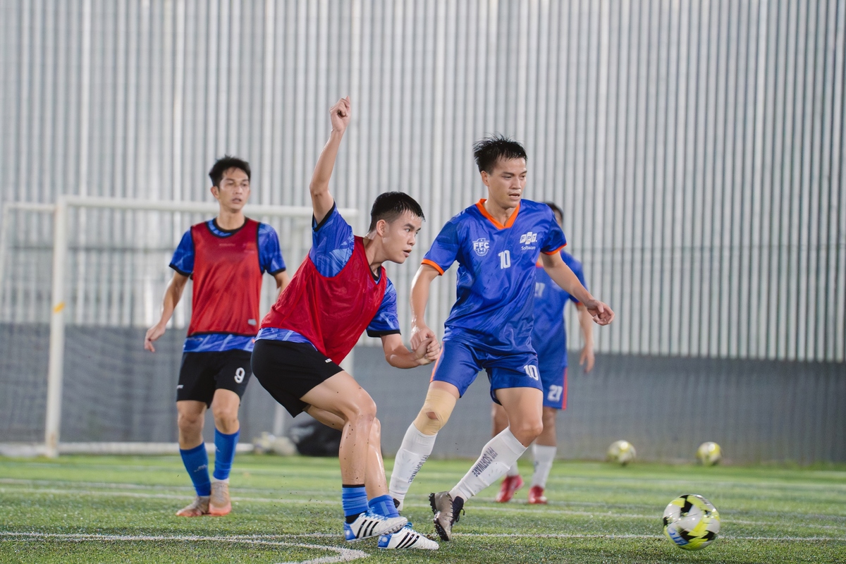 <p class="Normal" style="text-align:justify;"> Bước sang hiệp 2, cả hai đội lập tức cuốn vào nhịp độ thi đấu dồn dập. FTEL dồn lực tấn công để tìm bàn gỡ, trong khi FSOFT1 thi đấu chặt chẽ hơn nhằm giữ thế trận. Và rồi bước ngoặt xuất hiện tại phút thứ 34: chỉ một khoảnh khắc lơ là của hàng thủ Phần mềm, tiền đạo Phú Tài khéo léo tiếp cận khung thành và tung cú chốt hạ dứt khoát vào lưới đối phương, đưa trận đấu trở về vạch xuất phát.</p> <p class="Normal" style="text-align:justify;"> Sau khi tỷ số cân bằng, cả hai bên thi đấu dè chừng hơn, chờ đợi sai lầm của đối phương thay vì mạo hiểm dâng cao. Không khí “căng như dây đàn” kéo dài đến khi bước vào loạt luân lưu. Trải qua 6 lượt sút, tỷ số 5 đều khiến ai nấy đều “nghẹt thở” khi tấm vé đi tiếp chỉ cách trong gang tấc. Bước sang lượt thứ 7, FSOFT1 trượt penalty, ấn định chiến thắng đầy thách thức 6-5 cho FTEL.</p> <p class="Normal" style="text-align:justify;"> Kết thúc lượt trận, nhà Viễn thông là cái tên cuối cùng tiến tiếp vào vòng định đoạt ngôi vương, đội quân Phần mềm ngậm ngùi dừng bước trước thềm Chung kết.</p>