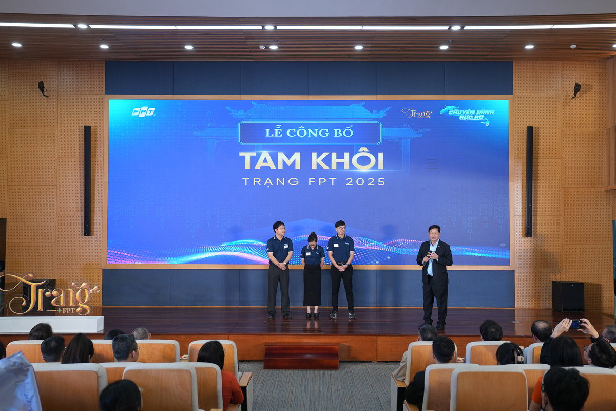 <p class="Normal" style="text-align:justify;"> Trước giây phút công bố Tam khôi, không khí hội trường như vỡ òa bởi những tiếng hô vang không ngớt từ các cổ động viên nhà FPT Retail, FPT Software và FPT Education. Những tràng pháo tay không chỉ dành cho "gà nhà" đang đứng trên bục vinh quang mà còn là lời tri ân nồng nhiệt gửi tới những người đồng đội đã dừng chân ở Top 6.</p> <p class="Normal" style="text-align:justify;"> Trên sân khấu, Chủ tịch Trương Gia Bình đã có những lời giải mã cho "độ khó" của đề thi năm nay. Anh cho rằng những câu hỏi của Ban giám khảo ngày hôm nay không dành cho một nhân viên, mà là dành cho những lãnh đạo tương lai của FPT.</p>