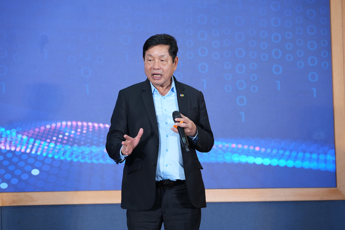 <p class="Normal" style="text-align:justify;"> Chủ tịch FPT tôn vinh những cá nhân đã quyết tâm dấn thân, thử thách bản thân trong cuộc thi Trạng: "Các bạn được ghi nhận là những người dũng cảm nhất, 'liều mạng' nhất, hăng hái và ham học hỏi nhất". Tập đoàn FPT sẽ có rất nhiều thay đổi, và những cá nhân thành công từ kỳ thi này có thể làm việc ở bất cứ vị trí nào được cho là thách thức nhất.</p> <p class="Normal" style="text-align:justify;"> "Hãy tận dụng cơ hội này, vì thực tiễn đã chứng minh rất nhiều Trạng nguyên FPT đã trở thành lãnh đạo cao cấp của Tập đoàn", anh nói.</p>