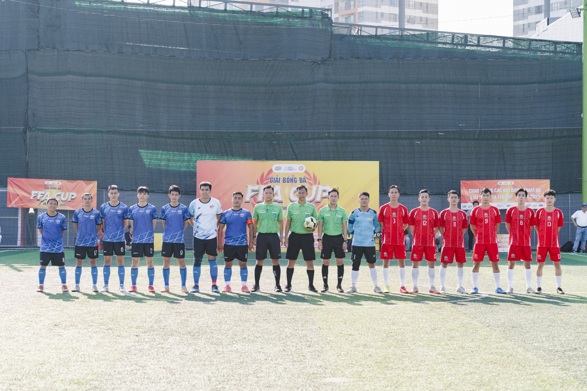 <p class="Normal" style="text-align:justify;"> Tâm điểm của ngày thi đấu cuối cùng là cuộc tái đấu giữa đương kim vô địch FTEL &lpar;áo xanh&rpar; và "hiện tượng" giải đấu Liên quân SENDO-FO &lpar;áo đỏ&rpar;. Dù từng thắng đậm 3-0 ở vòng bảng, nhưng các cầu thủ nhà Viễn thông vẫn nhập cuộc thận trọng, không chủ quan. Dưới cái nắng phương Nam, hai đội chơi giằng co, "ăn miếng trả miếng" đầy căng thẳng. Liên quân SENDO-FO cho thấy họ không vào chung kết nhờ may mắn với những tình huống lên bóng tốc độ, nhưng sự thiếu chuẩn xác ở đường chuyền quyết định đã khiến các cơ hội trôi qua đáng tiếc.</p>