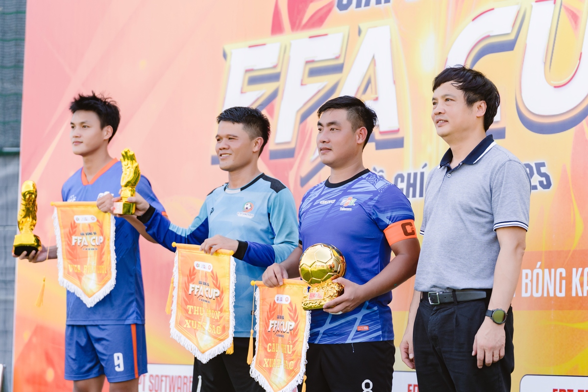 <p class="Normal" style="text-align:justify;"> Ở hạng mục giải thưởng cá nhân, danh hiệu Vua phá lưới đã gọi tên sát thủ vòng cấm Nguyễn Quốc Thắng &lpar;FSOFT1&rpar; với 8 bàn thắng suốt mùa giải.</p> <p>  </p> <p class="Normal" style="text-align:justify;"> Trong khung gỗ, danh hiệu Thủ môn xuất sắc nhất thuộc về "người nhện" Trần Tiến Lâm của Liên quân SENDO-FO. Dù đội nhà không thể chạm tay vào cúp vàng, nhưng những pha bay người cứu thua xuất thần, đặc biệt là màn trình diễn chói sáng trong hiệp 1 trận Chung kết – đã giúp anh chinh phục hoàn toàn giới chuyên môn và khán giả.</p> <p>  </p> <p class="Normal" style="text-align:justify;"> Danh hiệu cá nhân cao quý Cầu thủ xuất sắc nhất giải đã được trao cho Lê Thanh Thiện &lpar;FTEL&rpar;. “Nhạc trưởng” Thanh Thiện không chỉ giữ nhịp độ trận đấu tuyệt vời mà còn là thủ lĩnh tinh thần, góp công lớn đưa FTEL bảo vệ thành công ngôi vương.</p> <p>  </p> <p class="Normal" style="text-align:justify;"> Giải thưởng Hội cổ động viên sôi động nhất đã thuộc về tập thể đội bóng FPTS. Sự cuồng nhiệt, chuyên nghiệp và tình yêu bóng đá cháy bỏng của các CĐV FPTS luôn là điểm sáng, tiếp lửa cho không khí lễ hội tại FFA Cup.</p>
