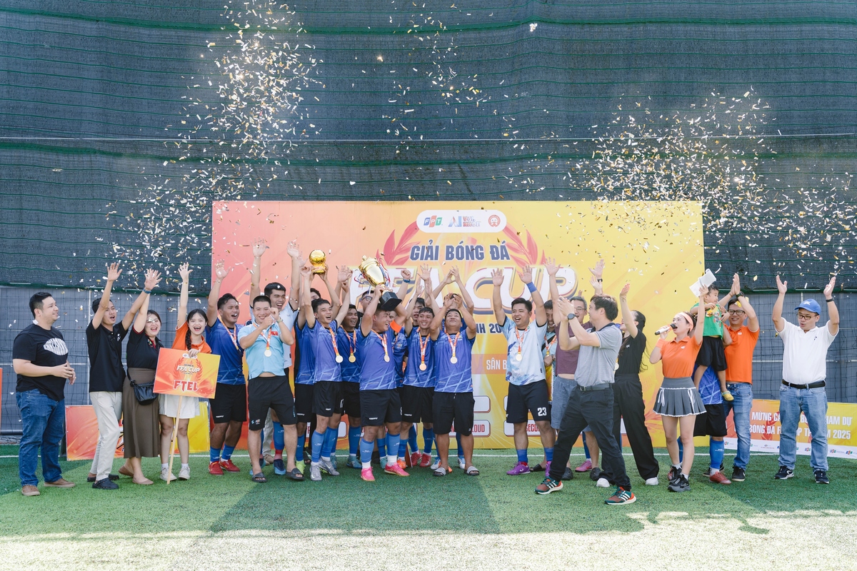 <p class="Normal" style="text-align:justify;"> Khoảnh khắc chiếc cúp vàng danh giá được trao cho FTEL mang tới không khí bùng nổ cảm xúc tại sân cỏ. Với bản lĩnh của một nhà vua và chiến thắng thuyết phục trong trận chung kết, các chàng trai nhà Cáo đã bảo vệ thành công ngôi Vô địch, khép lại một mùa giải rực rỡ và tiếp tục khẳng định vị thế thống trị tuyệt đối của mình trong giải FFA Cup TP HCM.</p> <p> <span>Về đích ở vị trí Á quân là Liên quân SENDO-FO. Dù lỡ hẹn với chiếc cúp vàng trong gang tấc, nhưng với tư thế ngẩng cao đầu của một "hiện tượng" thú vị nhất giải, họ hoàn toàn có quyền tự hào về hành trình đầy cảm xúc của mình. Trong khi đó, FSOFT1 cán đích ở vị trí hạng Ba sau chiến thắng tưng bừng với "cơn mưa bàn thắng" ở lượt đấu cuối cùng, trước đội bóng hạng Tư FEDU.</span></p>