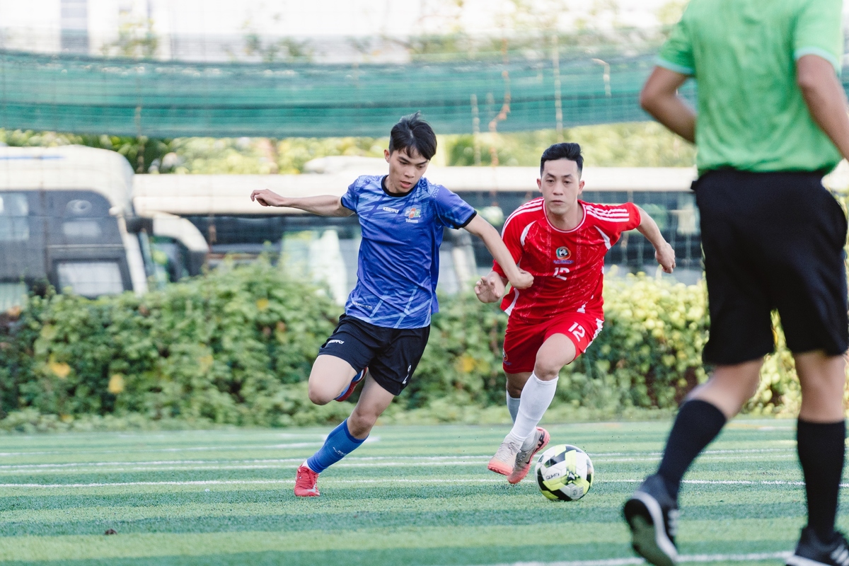 <p class="Normal" style="text-align:justify;"> Ở chiều ngược lại, FTEL với nền tảng kỹ thuật cá nhân điêu luyện liên tục dồn bóng vào vòng cấm đối phương. Tuy nhiên, họ đã vấp phải một "bức tường thép" mang tên Tiến Lâm. Thủ môn của Liên quân SENDO-FO đã có một hiệp đấu xuất thần với hàng loạt pha cứu thua không tưởng, làm nản lòng các chân sút áo cam. Tưởng chừng hiệp một sẽ khép lại với tỷ số hòa không bàn thắng, thì ở phút bù giờ đầu tiên, Huỳnh Phước Ngân đã tỏa sáng với cú cứa lòng kỹ thuật. Bóng đi chìm, đập chân một hậu vệ đổi hướng khiến Tiến Lâm bất lực nhìn bóng lăn vào lưới, khai thông thế bế tắc cho FTEL.</p>