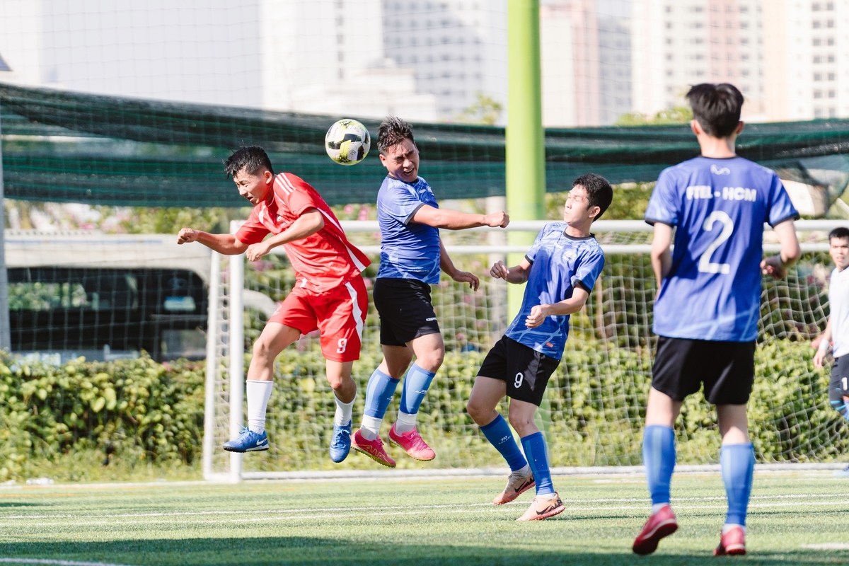 <p class="Normal" style="text-align:justify;"> Sang hiệp hai, nhiệt độ trên sân càng tăng cao khiến nhịp độ trận đấu có phần chậm lại. FTEL chủ động chơi bóng chắc chắn bên phần sân nhà, chờ đợi sai lầm từ đối thủ. Liên quân SENDO-FO dù rất nỗ lực đẩy cao đội hình tìm bàn gỡ nhưng gặp khó trước hệ thống phòng ngự kín kẽ của nhà Viễn thông. Những pha thay người chiến thuật của FTEL đã giúp họ duy trì được sự sung mãn và đột phá trong lối chơi, trong khi SENDO-FO bắt đầu bộc lộ sự nôn nóng.</p>