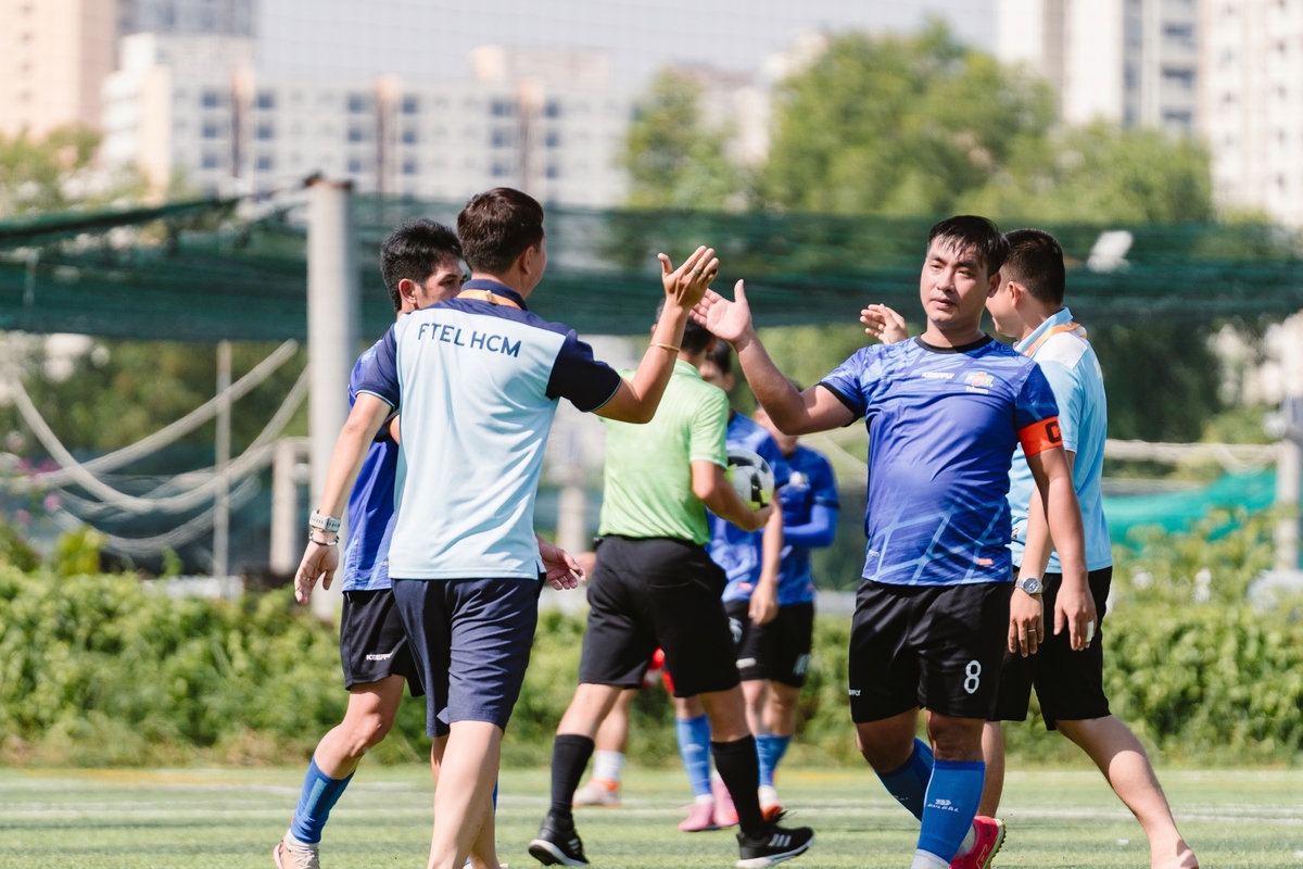 <p class="Normal" style="text-align:justify;"> Bước ngoặt cuối cùng đến ở phút 55 từ một sai lầm chết người của hàng thủ Liên quân. Đường chuyền hỏng ngay trước vòng cấm đã bị các cầu thủ FTEL bắt bài. Siêu sao Ngọc Phi đã không bỏ lỡ "món quà" này để dứt điểm gọn gàng, nâng tỷ số lên 2-0 và dập tắt mọi hy vọng lật đổ của đối thủ. Những phút cuối trận, dù SENDO-FO nỗ lực không ngừng nghỉ nhưng bản lĩnh của "nhà vua" đã giúp FTEL bảo toàn thành công thành quả.</p> <p class="Normal" style="text-align:justify;"> Với chiến thắng 2-0 chung cuộc, FTEL chính thức bảo vệ ngôi vương FFA Cup 2025, nối dài kỷ lục 6 lần vô địch và khẳng định vị thế độc tôn trong làng bóng đá FPT phía Nam.</p>