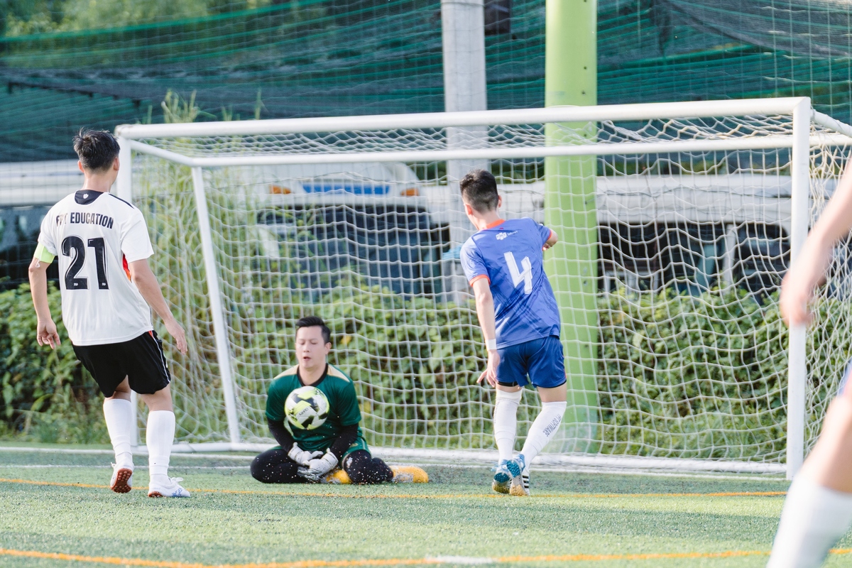 <p class="Normal" style="text-align:justify;"> Trận tranh hạng Ba giữa FEDU &lpar;áo trắng&rpar; và FSOFT1 &lpar;áo xanh&rpar; mở màn với một kịch bản đầy bất ngờ. Trái ngược hoàn toàn với lối đá thực dụng, phòng ngự lùi sâu ở vòng bảng, "làng Giáo" FEDU nhập cuộc đầy chủ động và tự tin dâng cao đội hình ngay từ tiếng còi khai cuộc. Thành quả đến sớm ở phút thứ 3 khi "người trời" Mai Hữu Thức “cất cánh”, thực hiện cú đánh đầu hiểm hóc mở tỷ số 1-0.</p> <p class="Normal" style="text-align:justify;"> Sự nôn nóng không xuất hiện trong lối chơi của FSOFT1. Họ chậm rãi triển khai bóng, kiên trì gây áp lực lên phần sân đối phương. Phút thứ 9, Văn Tấn cụ thể hóa ưu thế bằng cú nã đại bác tầm xa không cho thủ môn FEDU cơ hội cản phá, đưa trận đấu về vạch xuất phát. Việc FEDU chấp nhận chơi đôi công đã vô tình để lộ những khoảng trống chết người ở hai hành lang cánh. Tận dụng đúng "vũ khí" sở trường của đối thủ là bài tạt cánh đánh đầu, FSOFT1 liên tiếp trừng phạt FEDU bằng hai pha lập công của Quốc Thắng &lpar;phút 24&rpar; và Quốc Vương &lpar;phút 30&rpar;, khép lại hiệp một với lợi thế 3-1 đầy thuyết phục.</p>