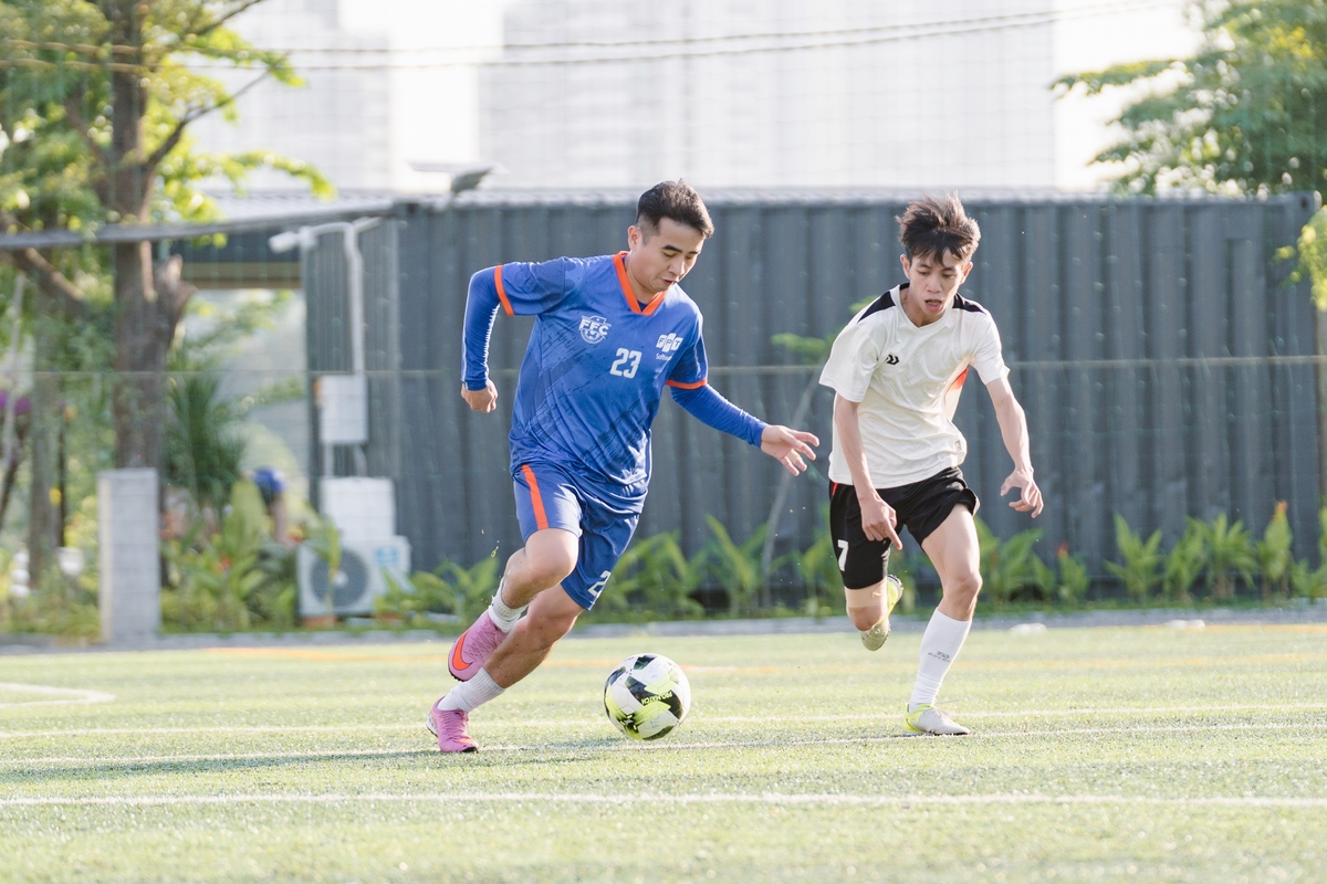 <p class="Normal" style="text-align:justify;"> Bước sang hiệp hai, cái nắng gay gắt tại TP HCM bắt đầu bào mòn thể lực của cầu thủ đôi bên. FEDU dồn toàn lực tìm kiếm bàn gỡ nhưng vấp phải hàng thủ thi đấu cực kỳ kỷ luật của FSOFT1. Mọi hy vọng của nhà Giáo dục dường như tan biến khi Quốc Thắng hoàn tất cú đúp ở phút 55, nâng tỷ số lên 4-1. </p> <p class="Normal" style="text-align:justify;"> Cuối cùng, chiến thắng đậm đà 6-2 giúp FSOFT1 chính thức giành huy chương Đồng, một phần thưởng xứng đáng cho sự hiệu quả và bản lĩnh của các chiến binh Phần mềm.</p>