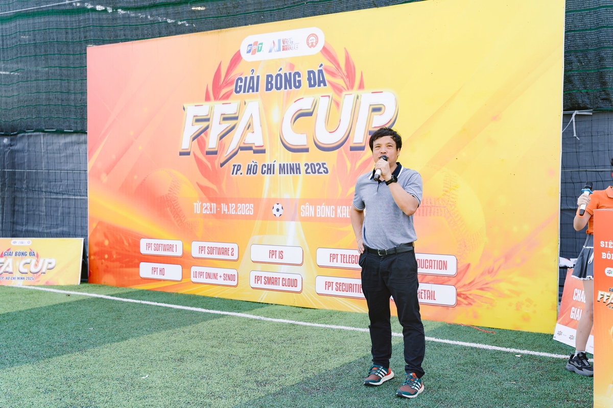 <p class="Normal" style="text-align:justify;"> Lễ bế mạc có sự tham gia của lãnh đạo Tập đoàn là anh Nguyễn Văn Khoa - Tổng giám đốc FPT, anh Nguyễn Thành Hưng - Trưởng Ban Văn hoá và Đoàn thể FPT, cùng với lãnh đạo các CTTV tham gia tranh tài của giải, là anh Chu Hùng Thắng - Phó Tổng giám đốc Viễn thông FPT, anh Trần Hải Linh - Tổng giám đốc Sendo, và anh Nguyễn Phương Hoàng - Phó Tổng giám đốc Sendo cùng đại diện quản lý CTTV.</p> <p class="Normal" style="text-align:justify;">  </p> <p class="Normal" style="text-align:justify;"> Theo dõi trọn vẹn diễn biến trận chung kết giữa FTEL và Liên quân SENDO-FO, anh Nguyễn Văn Khoa bùng nổ cảm xúc với những pha bóng đẹp và những bàn kiến tạo từ hai đội bóng. Chia sẻ trong buổi bế mạc, Tổng giám đốc nhà FPT nói: "FFA Cup 2025 đã kết thúc mùa giải vô cùng thành công với một trận chung kết đầy cảm xúc. Đặc biệt, tôi đánh giá cao tinh thần của anh em đội Liên quân, nhất là bạn thủ môn đã phát huy hết sức mình cho trận đấu và xin chúc mừng nhà vô địch - Viễn thông FPT".</p>