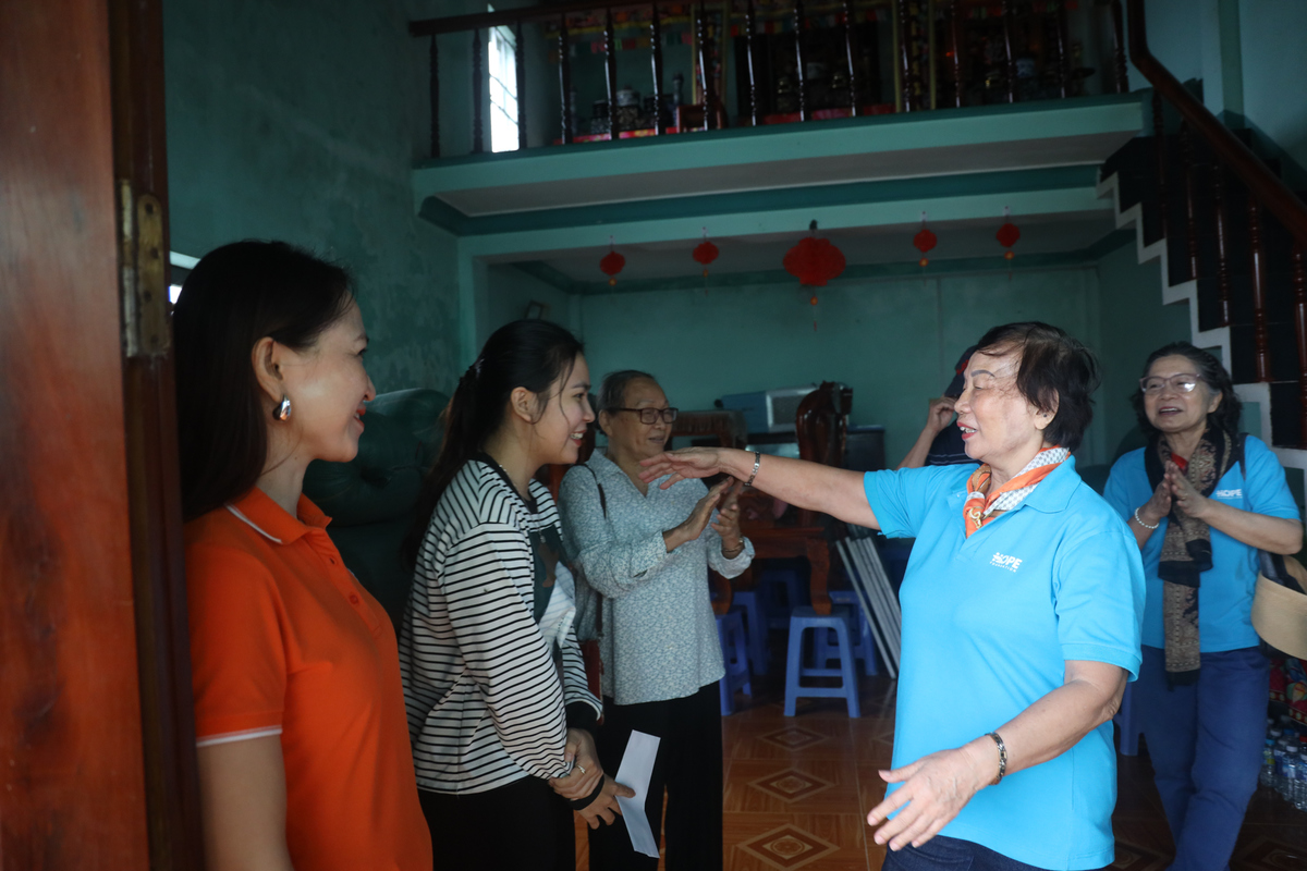 <p> Chị Trương Thị Thanh Thanh, thành viên Hội đồng sáng lập FPT, Giám đốc Trách nhiệm xã hội, dành những cái ôm ấm áp, động viên đến chị Nguyễn Thị Thanh Trà &lpar;nhà Phần mềm&rpar; khi chứng kiến những thiệt hại to lớn của gia đình. Nhà chị Trà nằm trong vùng rốn lũ Gia Lai, nước ngập hơn nửa nhà, ngâm trong 3 ngày mới rút. Chưa kịp dọn dẹp thì nước sông chực chờ dâng trở lại, khiến mọi đồ đạc trong nhà vẫn phải kê cao, chuẩn bị tinh thần cho lũ. </p>