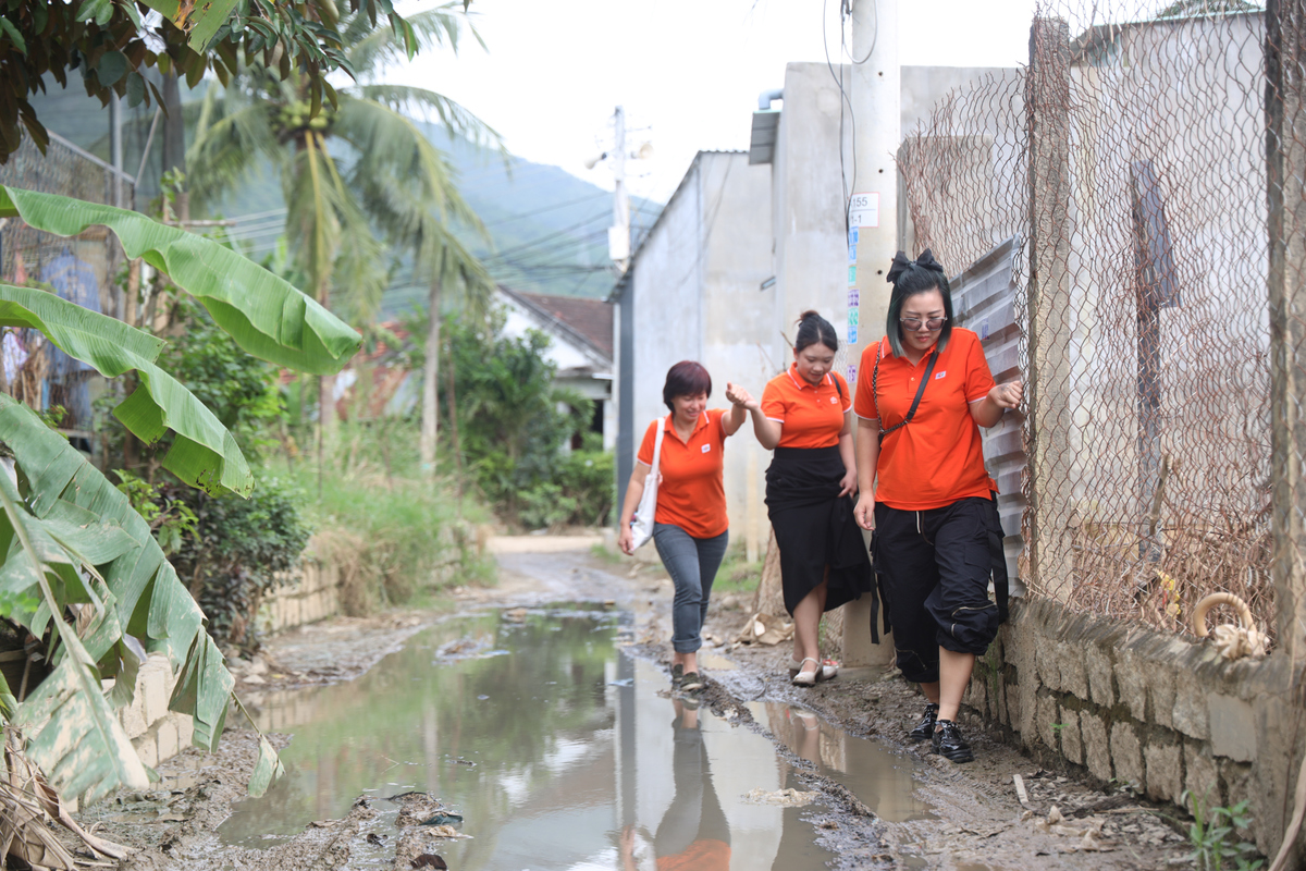 <p> Đại diện Quỹ nhà FPT cũng vào sâu những vùng ngập nặng, thăm hỏi đến gia đình CBNV.</p>