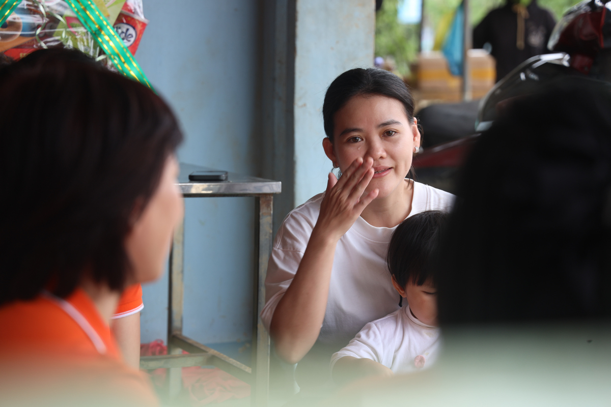 <p> Chị Nguyễn Thị Phương Trâm &lpar;nhà Bán lẻ&rpar; không giấu được xúc động, nước mắt chực trào khi nhắc lại những ngày gia đình oằn mình chống chọi với cơn lũ. Trong thời khắc khó khăn nhất, sự quan tâm và hỗ trợ kịp thời từ Quỹ Người FPT Vì cộng đồng đã trở thành nguồn động viên lớn, giúp gia đình chị vơi bớt phần nào gánh nặng. Đặc biệt, việc các anh chị em FPT trực tiếp đến thăm hỏi, lắng nghe và sẻ chia đã tiếp thêm cho chị niềm tin và nghị lực để từng bước ổn định lại cuộc sống sau thiên tai.</p>