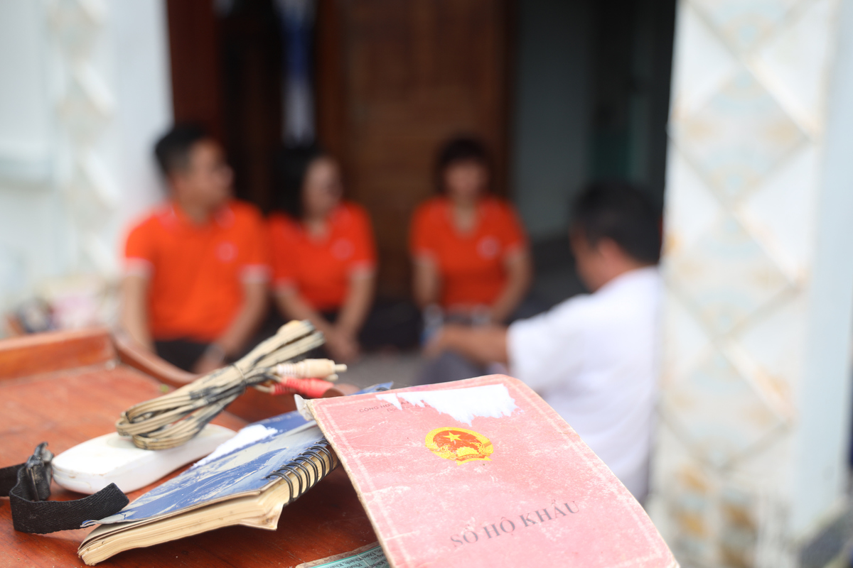 <p> Cuốn sổ hộ khẩu của gia đình chị Trúc Vy được bố chị cẩn thận mang phơi, cất giữ như một kỷ niệm của gia đình sau cơn lũ.</p>