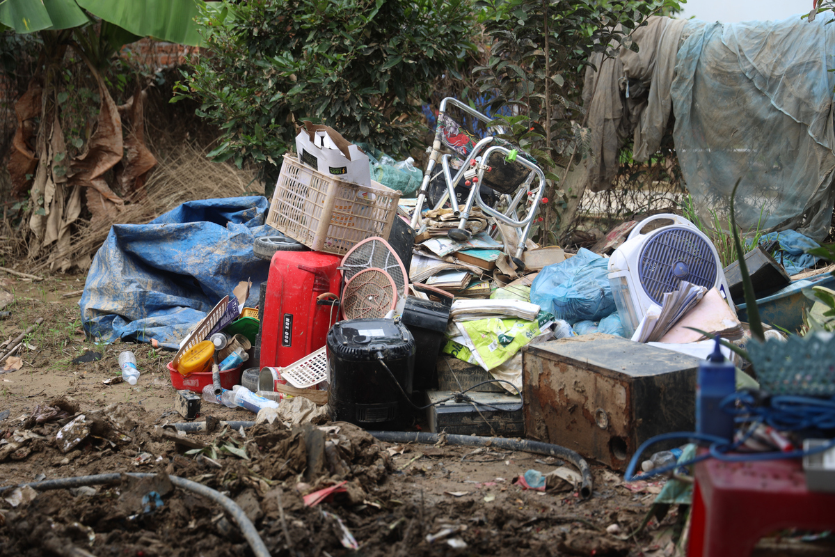 <p> Toàn bộ những thứ được xem là "quý giá" trong nhà cũng vỏn vẹn chừng này, nhưng đều phải vứt bỏ vì không thể dùng được nữa. Với những hỗ trợ từ Quỹ nhà FPT, bác Liên dự tính mua sắm lại vật dụng để đón Tết, sửa lại mái ngói cho đỡ thấm dột.</p>