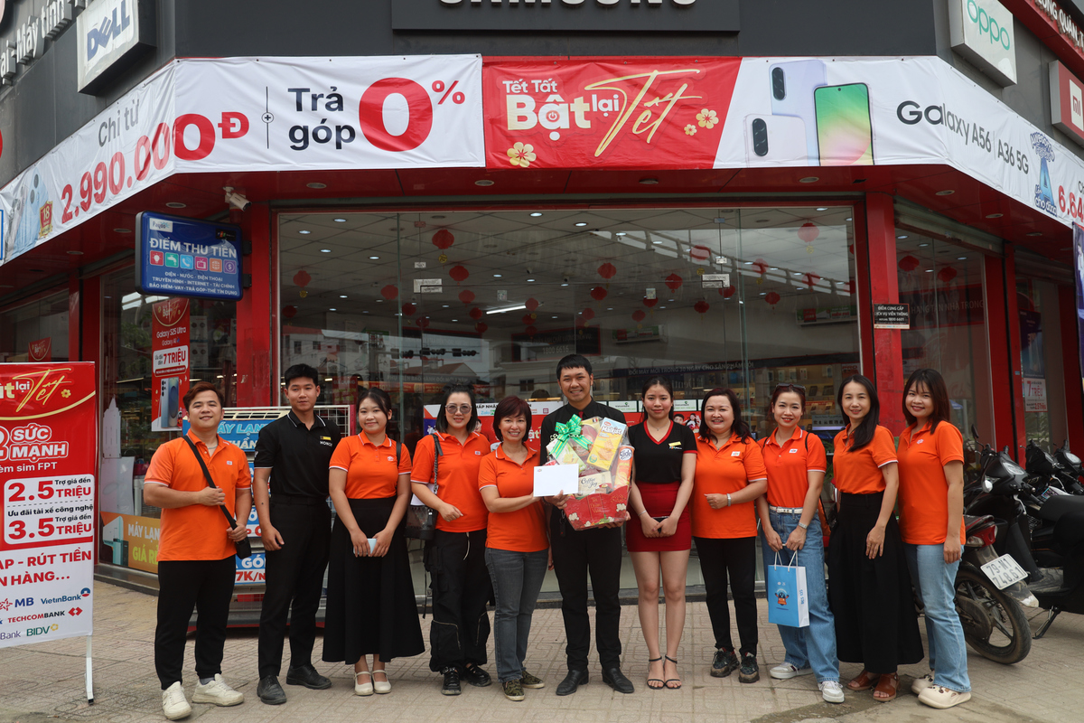 <p> Đợt này, đoàn đã đến thăm hơn 50 gia đình CBNV - đây chỉ là một số gia đình đại diện, bị thiệt hại nặng - những trường hợp còn lại sẽ do lãnh đạo đơn vị, quản lý trực tiếp đến thăm hỏi hoặc nhận hỗ trợ qua tài khoản ngân hàng sau khi được xét duyệt bởi Công đoàn các CTTV. </p>