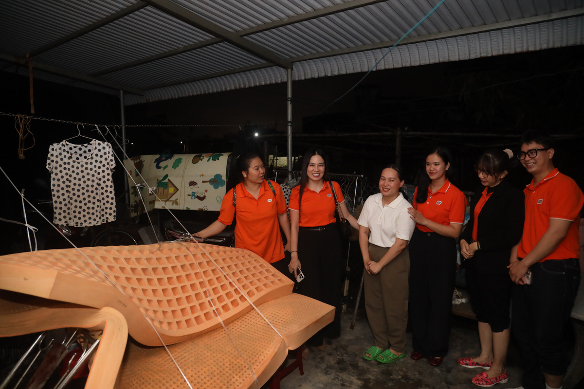 <p> Trong đợt hỗ trợ này, Công đoàn FPT – đại diện Quỹ – đã chủ động chia thành nhiều nhóm nhỏ, nỗ lực đến thăm hỏi và hỗ trợ được nhiều gia đình CBNV nhất có thể. Gia đình chị Nguyễn Thị Ngọc Hân &lpar;nhà Giáo dục&rpar; gần như “tay trắng” sau trận lũ, khi nước dâng gần chạm nóc nhà, cuốn theo và làm hư hỏng toàn bộ bàn ghế, tủ, giường do bị ngâm nước trong thời gian dài. Chiếc nệm được giặt giũ, phơi phóng suốt gần một tháng vẫn còn ám mùi bùn, không thể tiếp tục sử dụng. Với phần quà từ Quỹ Người FPT Vì cộng đồng, chị Hân dự định sắm lại chiếc nệm mới và một bộ bàn ghế phòng khách, thay thế những vật dụng đã hư hỏng, để kịp đón Tết trong điều kiện tạm ổn hơn.</p>