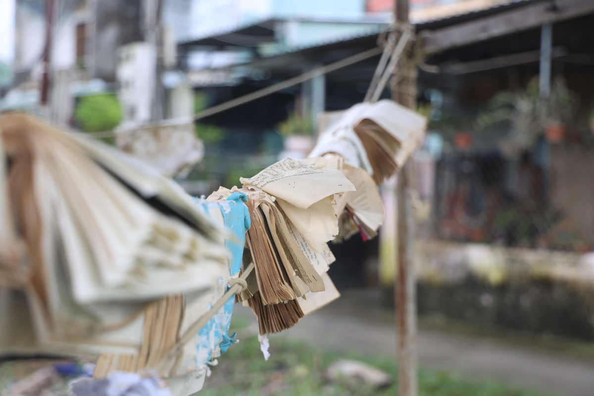 <p> Bên ngoài sân, những cuốn sách bị ngâm nước lũ lâu ngày đang được mang phơi nắng. Toàn bộ thiết bị như tivi, tủ lạnh đều bị nước nhấm chìm, đến giờ cái thì đang chờ sửa, cái thì bỏ ở một góc vườn vì không thể sử dụng được nữa.</p>