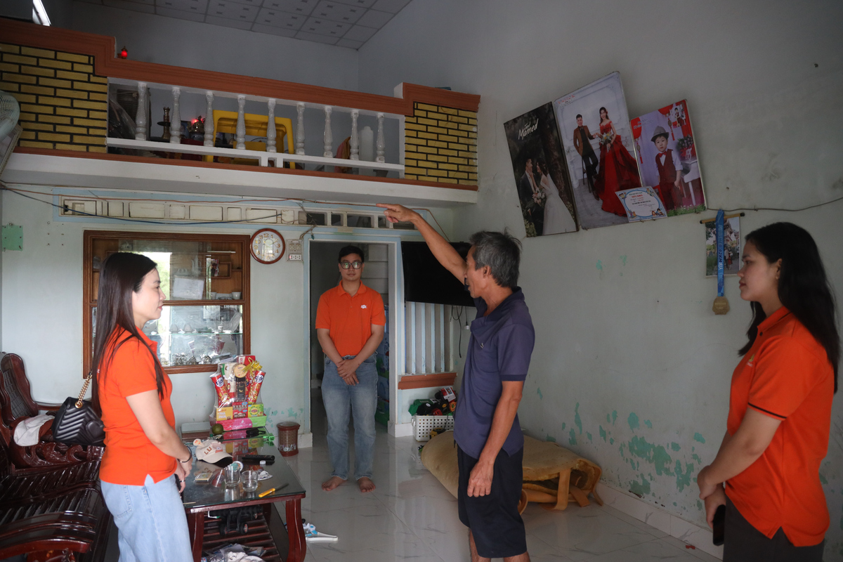 <p> Chú Lê Văn Thắng &lpar;sinh năm 1969&rpar; chỉ tay về phía mái nhà, nơi chính tay chú phải đục một lỗ lớn để cả nhà thoát ra ngoài vì nước dâng quá nhanh. </p>