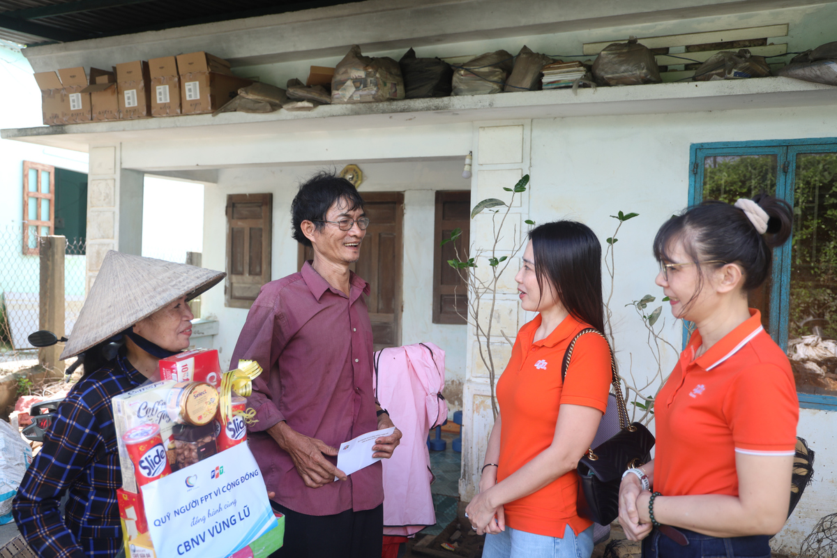 <p> Cô Đoàn Thị Hảo &lpar;ở Gia Lai&rpar; kể về những ngày ngâm mình trong lũ, đói và rét. Dù trận lũ đã qua gần 1 tháng nay nhưng những dấu tích thiệt hại thì vẫn còn rõ rệt. Mùi bùn, ẩm mốc và những mảng tường bong tróc khắp nhà. Phía trên, những chồng sách được cô chú kê cao vẫn nằm y nguyên.</p>