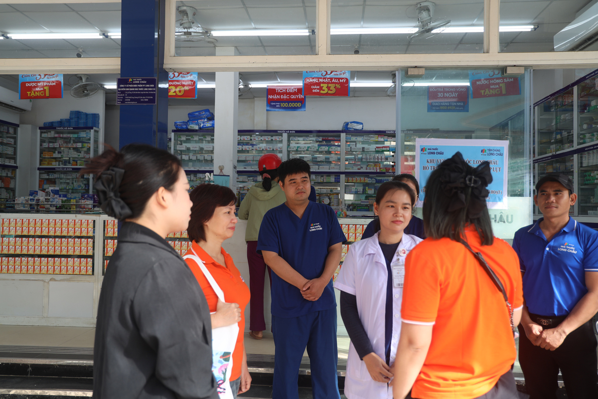 <p> Tiếp nối tinh thần sẻ chia cùng đồng đội, tại Khánh Hoà, chị Trần Thị Thu Hà, Chủ tịch Công đoàn FPT, cùng đại diện Công đoàn các CTTV đã đến thăm một số chi nhánh, cửa hàng bị thiệt hại nặng sau cơn lũ. </p>