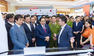 Thủ tướng tham quan hệ sinh thái giải pháp công nghệ FPT tại Triển lãm sơ kết 4 năm triển khai Đề án 06