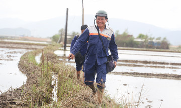 Tròn tháng xa nhà của những chiến sĩ FPT ứng cứu hạ tầng nơi rốn lũ