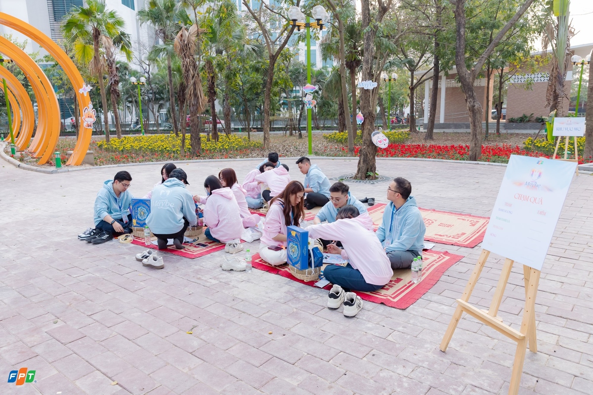 <p class="Normal" dir="ltr" style="text-align:justify;"> Khép lại giai đoạn “Chạm” là <strong>Trạm 5 - Chạm Quà</strong>, các cặp đôi cùng nhau làm giỏ quà Tết gửi tặng Viện Huyết học - Truyền máu Trung ương. Không còn là thử thách, đây là hoạt động ý nghĩa để mỗi người cùng lan tỏa yêu thương và sẻ chia giá trị nhân văn của chương trình. Qua hoạt động này, MAYBE không chỉ kết nối các cặp đôi, mà còn mở rộng những kết nối tích cực tới cộng đồng.</p>