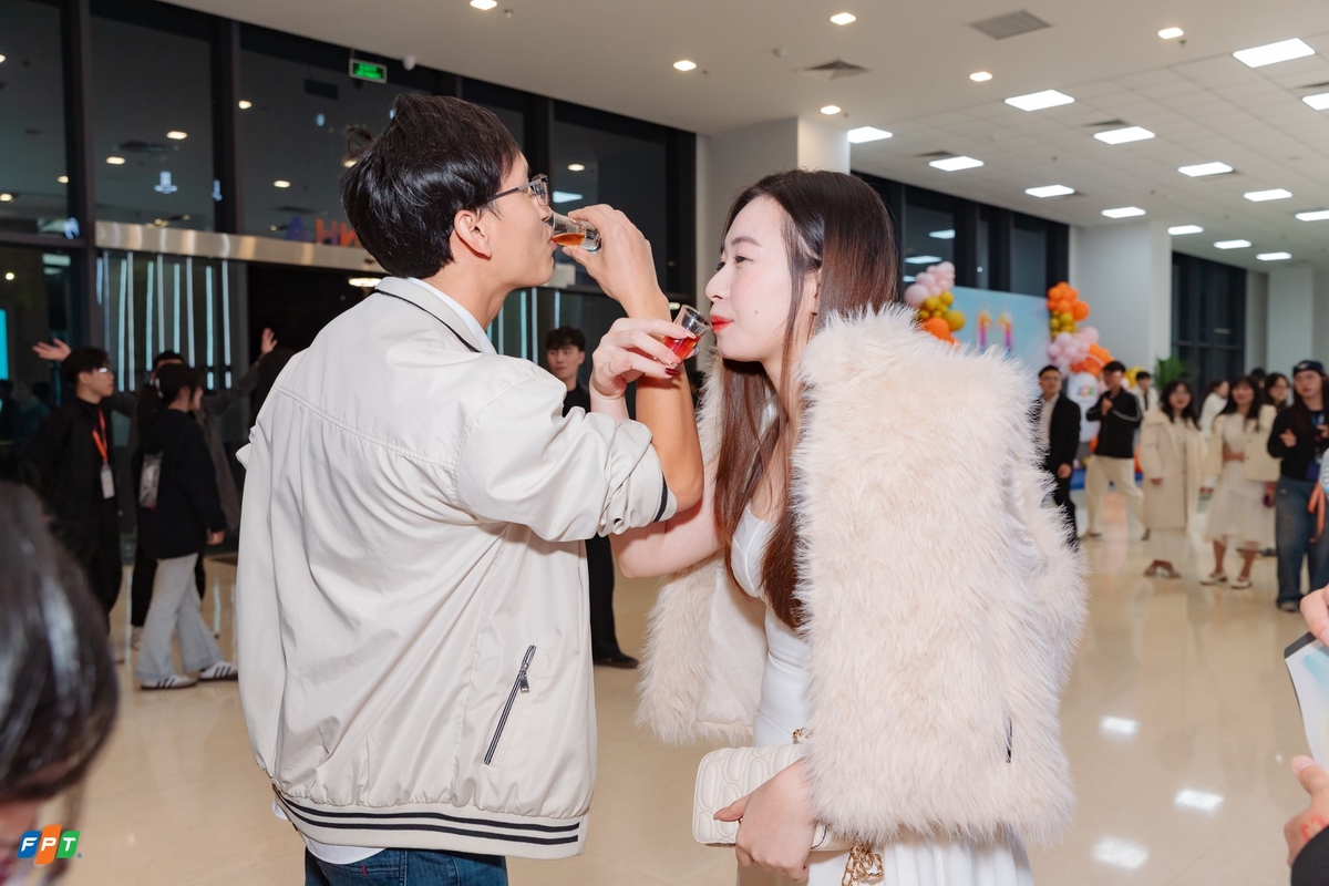 <p class="Normal" style="text-align:justify;"> Ngay sau chuỗi hoạt động “Chạm”, MAYBE bước sang giai đoạn “Cảm” với Gala tại sảnh A - tầng 1 FPT Tower. Photobooth check-in, những tấm ảnh in ngay tại sự kiện và tiếng trò chuyện rộn ràng khiến không gian trở nên ấm cúng hơn. Sau một buổi chiều sôi động, đây là lúc cảm xúc của các cặp đôi được lắng lại và kết nối sâu sắc.</p> <p class="Normal" dir="ltr" style="text-align:justify;"> Ngay từ khu vực check-in, các cặp đôi cùng nhau thực hiện nghi thức uống rượu giao bôi, mở đầu buổi tối bằng một khoảnh khắc gần gũi và thân tình.</p>