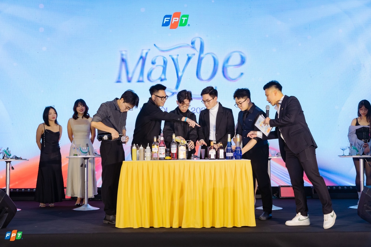 <p class="Normal" dir="ltr" style="text-align:justify;"> Tiếp đó, trò chơi pha chế cocktail mang đến một sắc màu mới mẻ cho đêm Gala. Dưới sự hướng dẫn của bartender, các bạn nam trổ tài pha chế theo “công thức” đặc biệt được mô tả bởi các bạn nữ - những gia vị quen thuộc của tình yêu và cuộc sống như chua, cay, mặn, ngọt. Mỗi ly cocktail không chỉ là sự kết hợp hương vị, mà còn là cách các cặp đôi lắng nghe, thấu hiểu và thể hiện sự tinh tế dành cho nhau, mang đến nhiều tiếng cười và trải nghiệm mới lạ.</p>