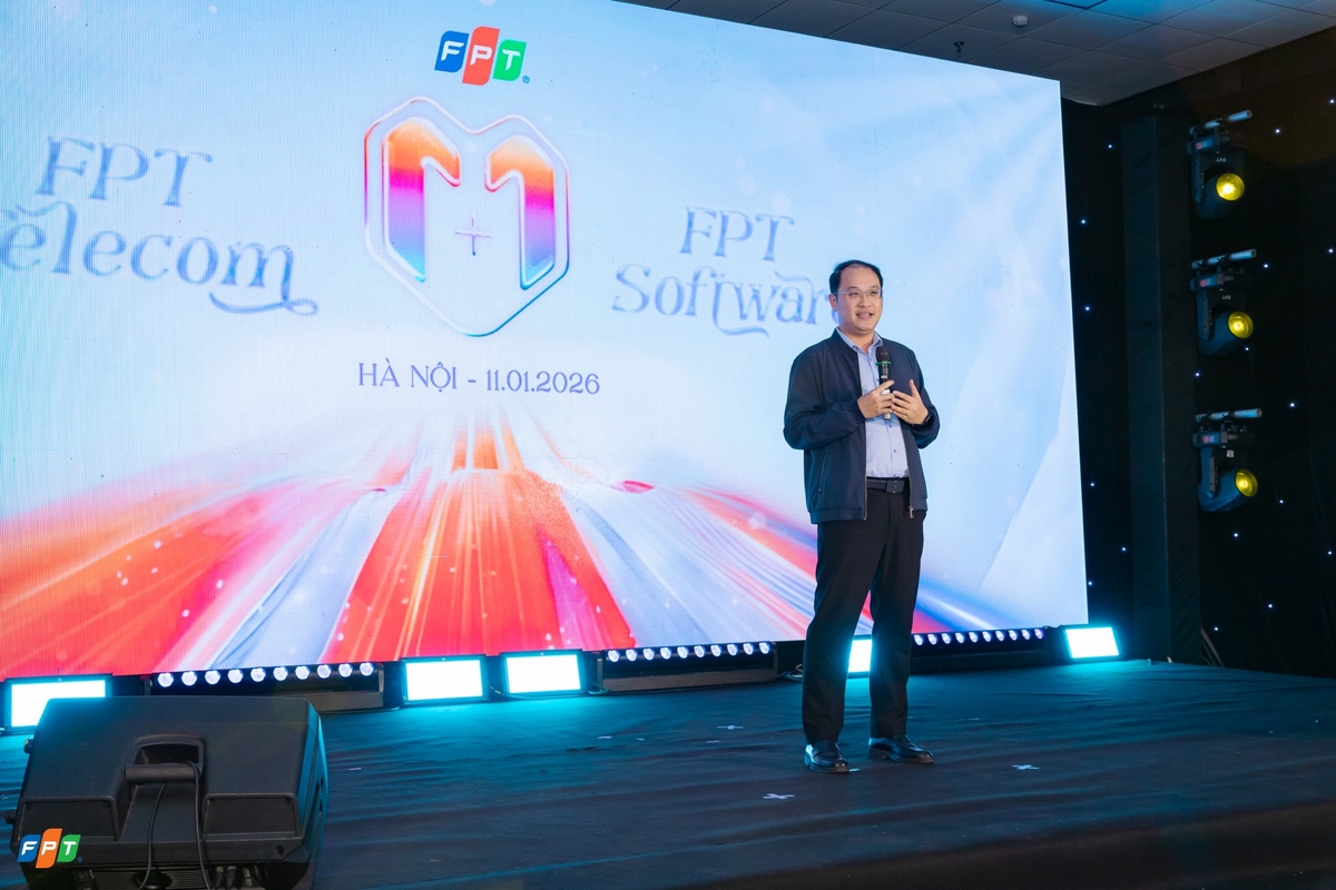 <p class="Normal" style="text-align:justify;"> Phát biểu tại Gala, anh Chu Quang Huy - Giám đốc Nhân sự Tập đoàn FPT bày tỏ sự trân trọng tinh thần dũng cảm của các cặp đôi tham gia: “Tôi tin rằng những dịp gặp gỡ như thế này giúp mọi người có cơ hội tìm hiểu, kết nối với những người bạn mới. Hy vọng mô hình MAYBE sẽ tiếp tục được nhân rộng, để có thêm nhiều cặp đôi mới và các FPT Small trong thời gian tới”.<br /> <br /> Tại đây, anh Huy bật mí Tập đoàn FPT sẽ dành tặng món quà mừng cưới trị giá 38 triệu cho 13 cặp đôi đầu tiên đến từ chương trình MAYBE này và các chương trình kết duyên khác của CTTV nhà F, với điều kiện "gởi thiệp mời" trong năm FPT 38 tuổi.</p>