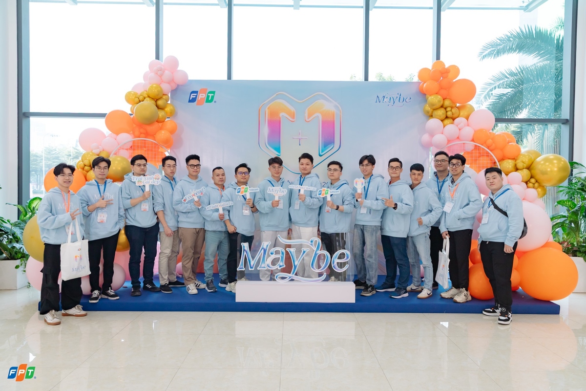 <p class="Normal" dir="ltr" style="text-align:justify;"> <span>Ngay từ đầu giờ chiều, không khí tại sảnh A - FPT Tower &lpar;Hà Nội&rpar; trở nên rộn ràng khi các “trai tài, gái giỏi” đến từ nhà Viễn thông và Phần mềm lần lượt có mặt để check-in và nhận những phần quà đầu tiên từ chương trình ghép đôi MAYBE. Những nụ cười xen lẫn sự ngại ngùng, tò mò và háo hức cho thấy ai cũng đang chờ đợi một hành trình trải nghiệm mới tại MAYBE.</span></p> <p class="Normal" dir="ltr" style="text-align:justify;"> Anh Nguyễn Văn Mạnh &lpar;nhà Phần mềm&rpar; không giấu được sự phấn khích khi sắp được tham gia các hoạt động: “Mình đến với chương trình trong tâm thế rất hào hứng, mong chờ được trải nghiệm các hoạt động. Vui là chính, còn nếu có thêm cơ hội tìm được người phù hợp thì càng tuyệt vời”.</p> <p class="Normal" style="text-align:justify;"> Còn với anh Phạm Văn Trưởng &lpar;Viễn thông FPT&rpar;, đây là lần đầu anh tự tin đăng ký tham gia một chương trình trải nghiệm như MAYBE. Chia sẻ về hành trình của mình, anh cho biết: “Mình xuất phát từ Nam Định &lpar;nay là Ninh Bình&rpar; lúc 9h sáng để kịp tham gia chương trình. Thú thật là cũng có chút hồi hộp, bối rối, nhưng mình hy vọng hôm nay sẽ tìm được ‘một nửa’ phù hợp và có thêm những trải nghiệm tuyệt vời tại đây”.</p> <p class="Normal" style="text-align:justify;"> Mang thông điệp “Bật kết nối - Bắt yêu thương”, MAYBE được thiết kế thành hai giai đoạn xuyên suốt là “Chạm” vào buổi chiều và “Cảm” trong Gala tối. Mỗi hoạt động đều hướng tới sự tương tác tự nhiên, tạo điều kiện để người tham gia cởi mở, kết nối và cảm nhận rõ hơn niềm vui khi đồng hành cùng nhau.</p>