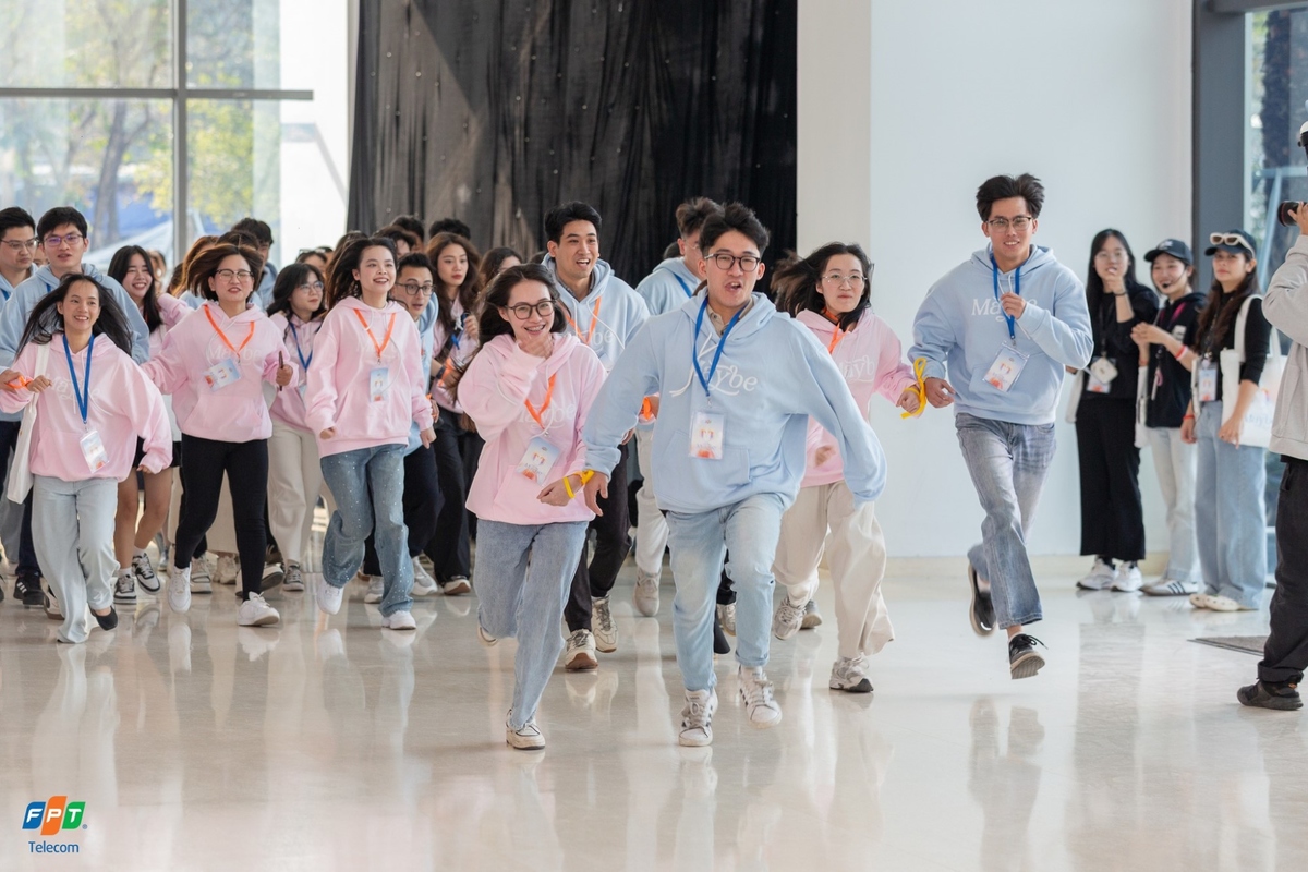 <p class="Normal" style="text-align:justify;"> Ngay sau phần khai mạc, vòng khởi động “Happy Run” chính thức bắt đầu, mở màn cho giai đoạn “Chạm” của chương trình. Gần 40 cặp đôi được chia thành 5 nhóm, mỗi cặp buộc tay cùng nhau di chuyển nhanh về Công viên Cầu Giấy. Nhịp chạy gấp gáp, tiếng gọi nhau rộn ràng đã kéo khoảng cách giữa các cặp đôi lại gần hơn ngay từ những bước đầu tiên.</p>