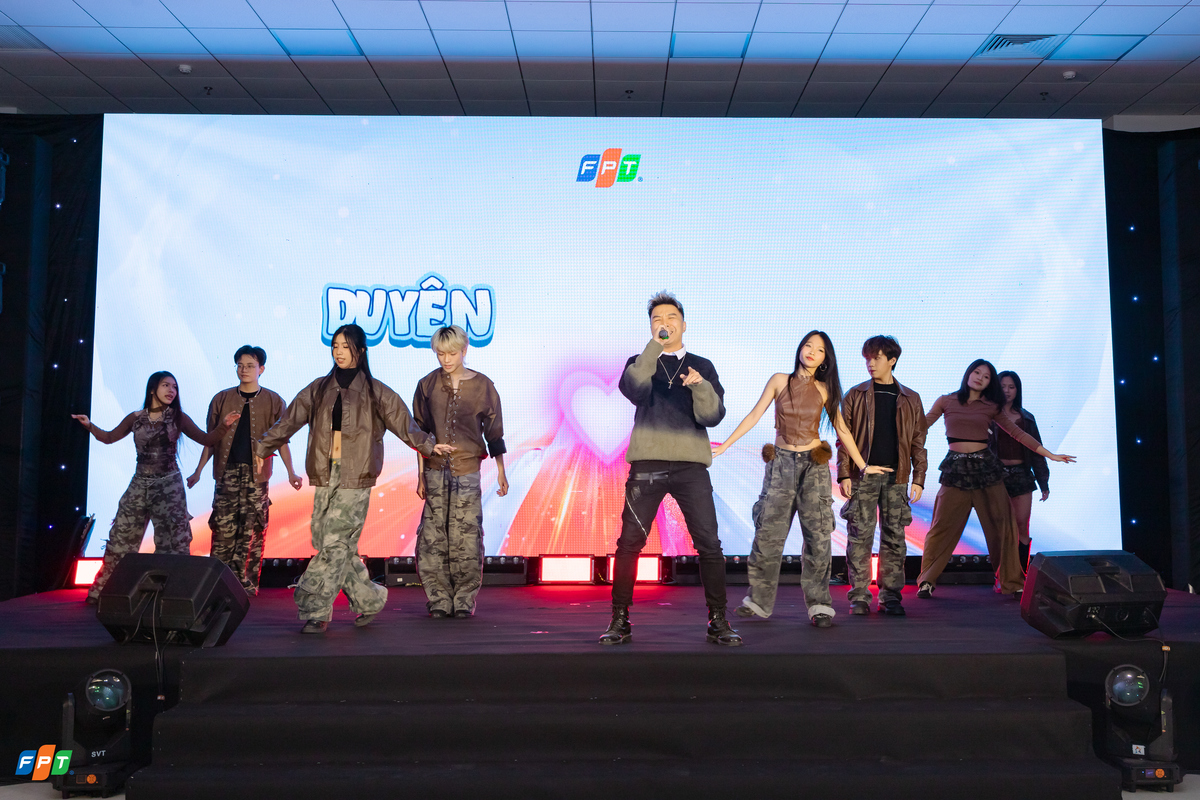 <p class="Normal" style="text-align:justify;"> Không khí tiếp tục được làm nóng bằng tiết mục văn nghệ mở màn STCo “Lý kéo tình” mang phong cách sôi động, dí dỏm. Những ca từ hài hước xoay quanh câu chuyện kết đôi giữa người Viễn thông và Phần mềm FPT. Ngay sau đó, đoạn video tổng hợp hành trình chuỗi hoạt động “Chạm” được trình chiếu, gợi lại những khoảnh khắc vui vẻ, bối rối mà các cặp đôi đã cùng nhau trải qua trong suốt buổi chiều.</p>