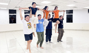 Văn nghệ nhà F - cây nhà có còn lá vườn?