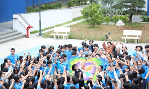 Người FPT 'chấm' yêu thương, cùng học sinh Trường Hy vọng 'chạm' sẻ chia