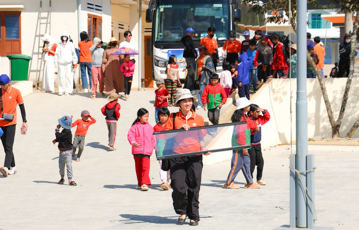 <p class="Normal"> Chương trình cộng đồng “Hành trình Cầu vồng” do Trường TH & THCS FPT Đà Nẵng - thành viên nhà Giáo dục FPT, tổ chức đã bước sang năm thứ 5, tiếp tục mang yêu thương đến với học sinh vùng cao. Trước thềm Xuân Bính Ngọ 2026, hành trình được nối dài đến các điểm trường tại xã Hùng Sơn, TP Đà Nẵng. Từ sáng sớm, cô chú nhà F đã có mặt, sửa soạn quà Tết, thiết bị học tập và sự háo hức được gặp gỡ, giao lưu cùng các em học sinh nơi đây.</p>