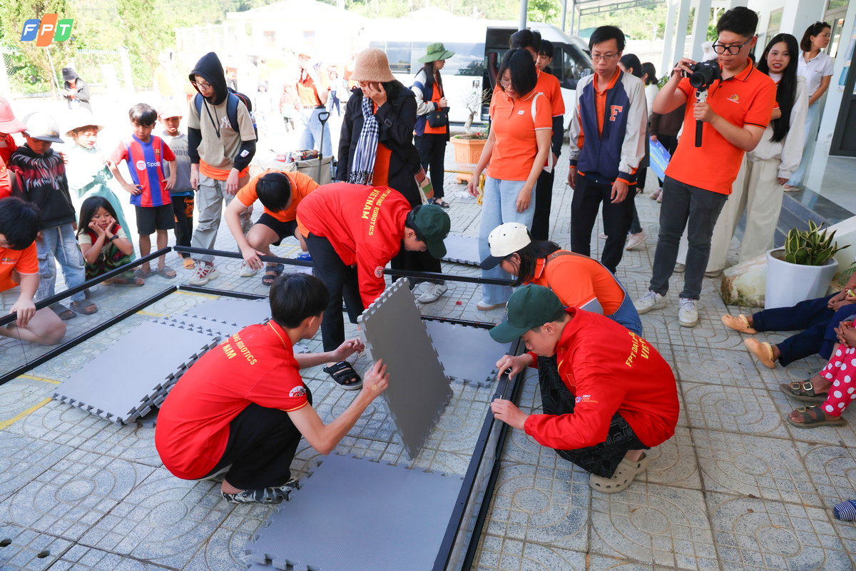 <p class="Normal"> Không chỉ dừng lại ở việc trao quà, “Hành trình Cầu vồng” chú trọng tạo ra không gian giao lưu, trải nghiệm để các em học sinh vùng cao được học hỏi, khám phá và mở rộng thế giới quan thông qua những hoạt động gần gũi, sinh động. Bước sang năm thứ 5, chương trình tiếp tục được tổ chức tại các điểm trường thuộc khu vực Tây Giang &lpar;Quảng Nam cũ&rpar;, nay là xã Hùng Sơn, TP. Đà Nẵng, gồm các điểm trường Tr’Hy, Axan, Ch’ơm và Gari - những nơi còn nhiều khó khăn về điều kiện sinh hoạt và học tập.</p>